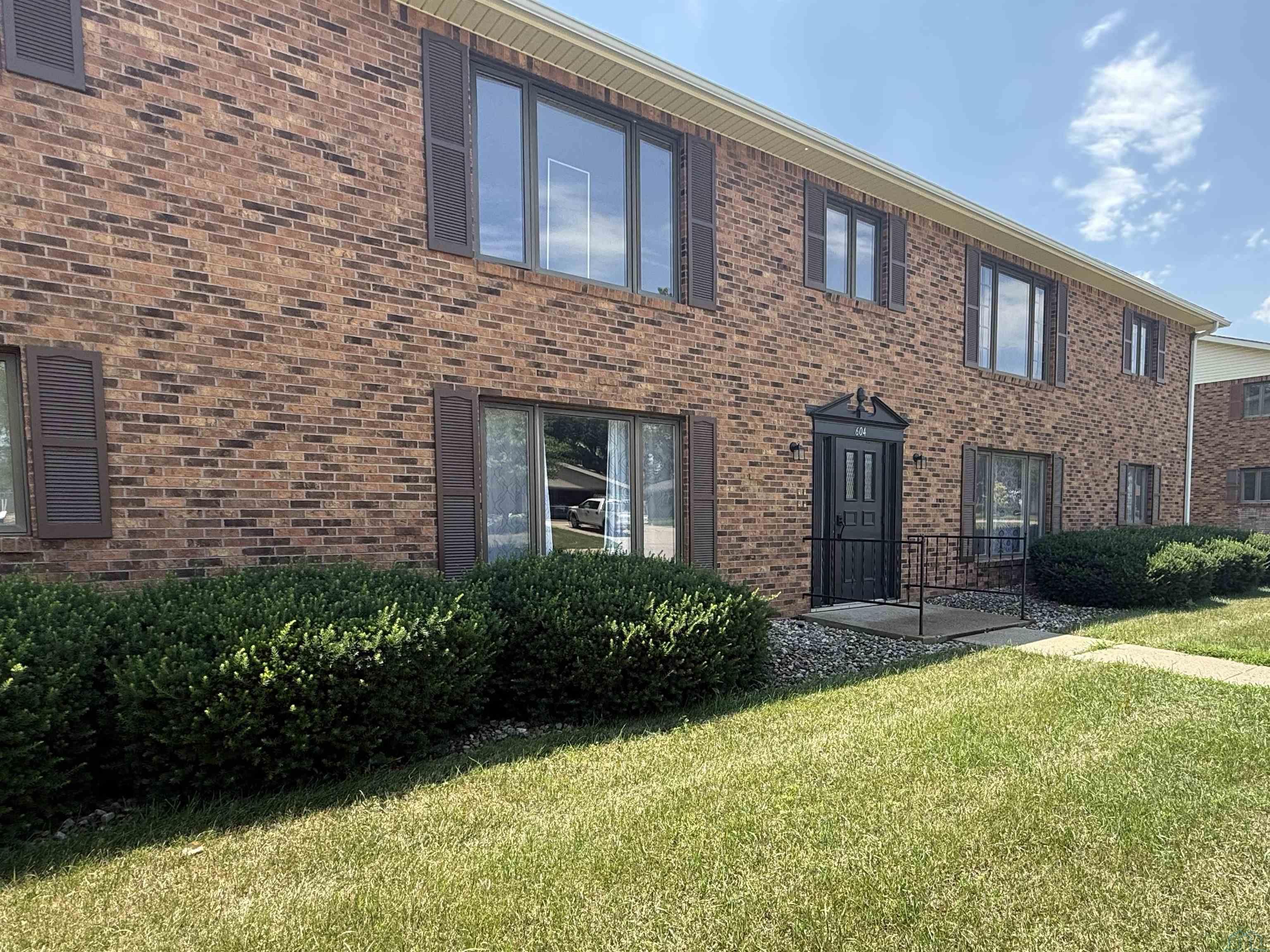 604 2ND ST SE						  						 , Orange City						 , IA						  51041						  