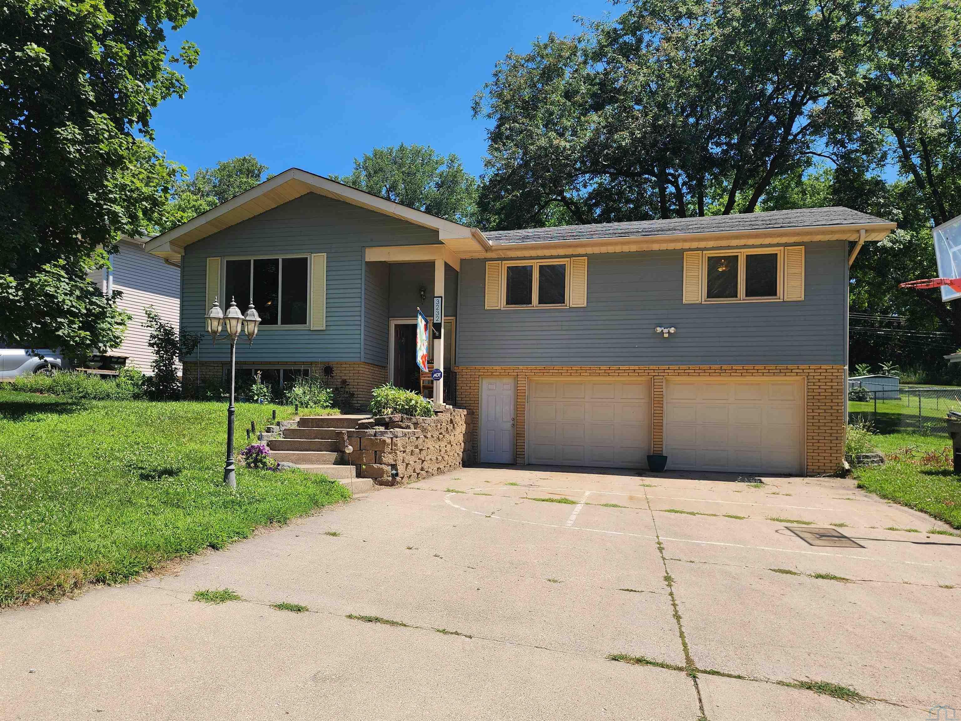 3232 Viking Dr., Sioux City, IA 51104 