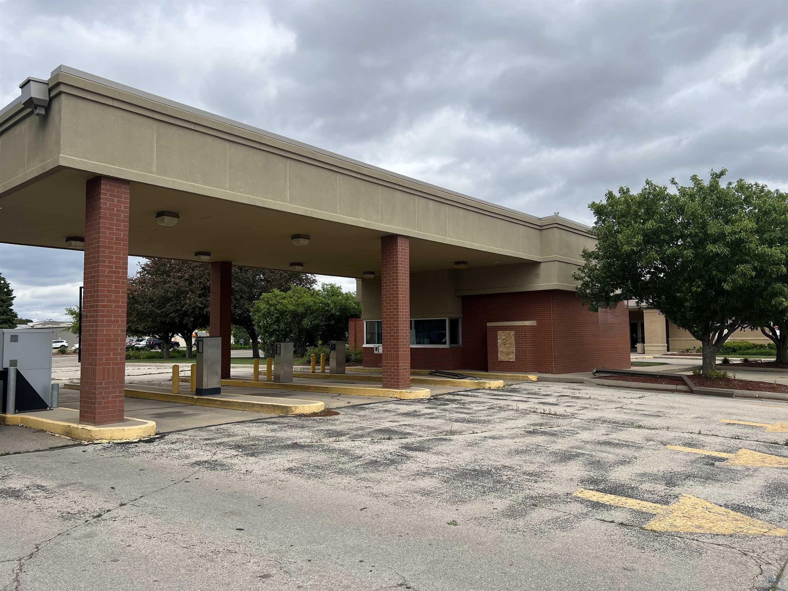 2021 Dakota Ave #Drive Thru, South Sioux City, NE 68776 