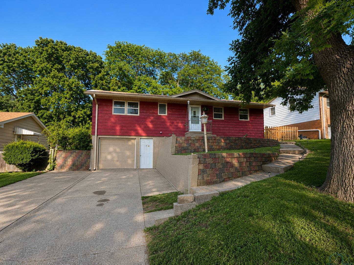 2110 Allan St, Sioux City, IA 51103 