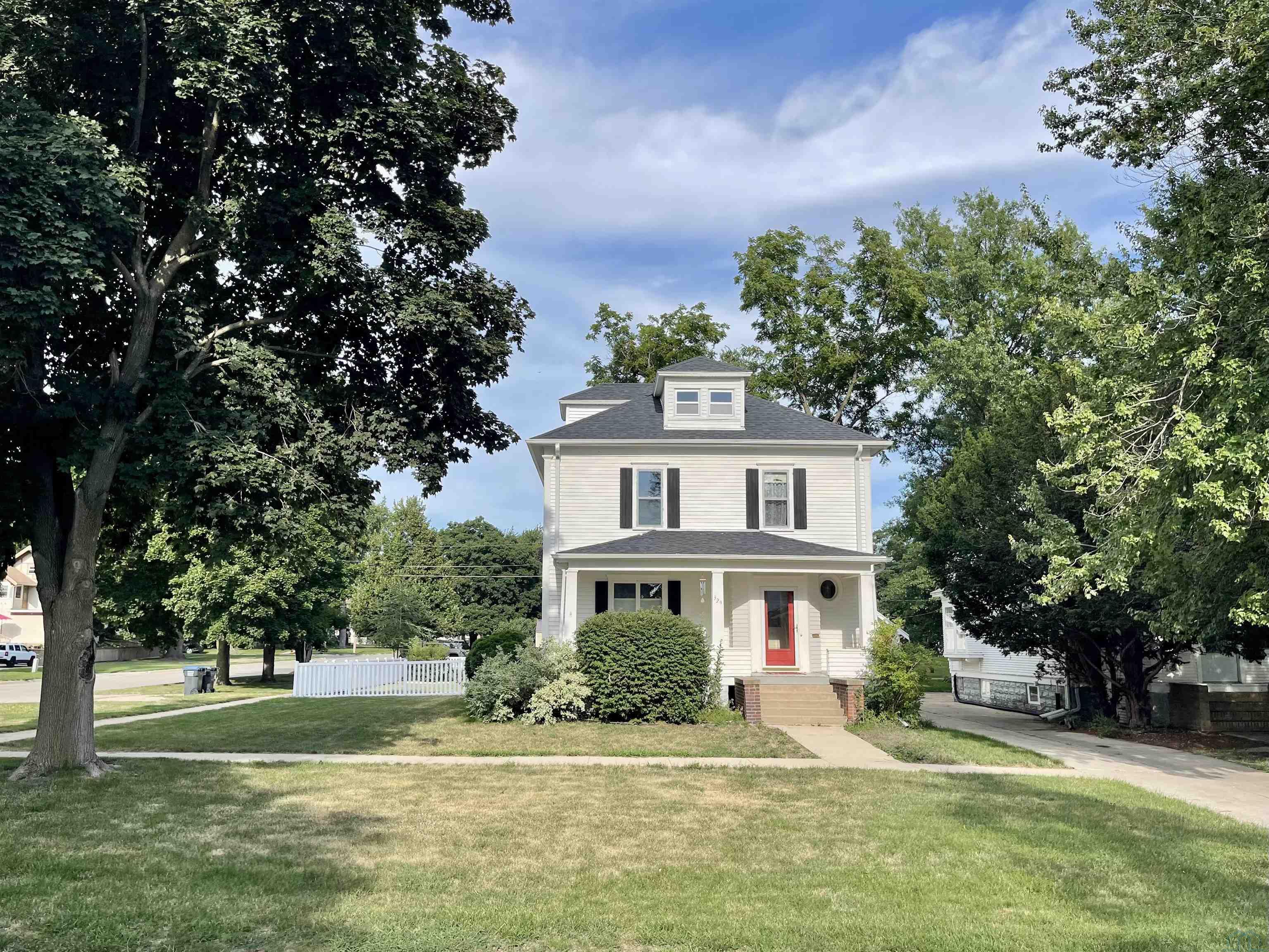 329 Otsego St, Storm Lake, IA 50588 