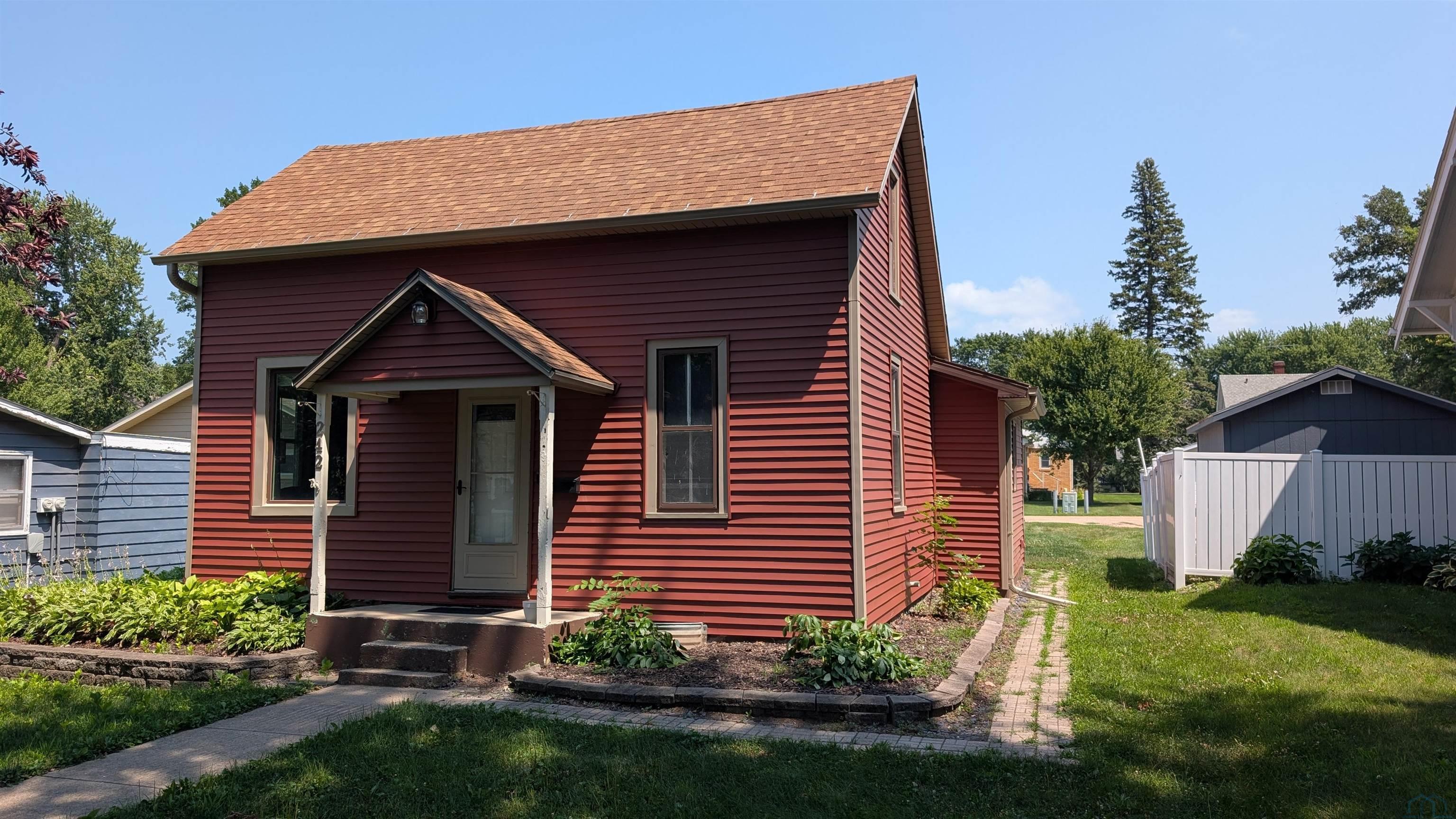 242 2ND AVE NE						  						 , Sioux Center						 , IA						  51250						  