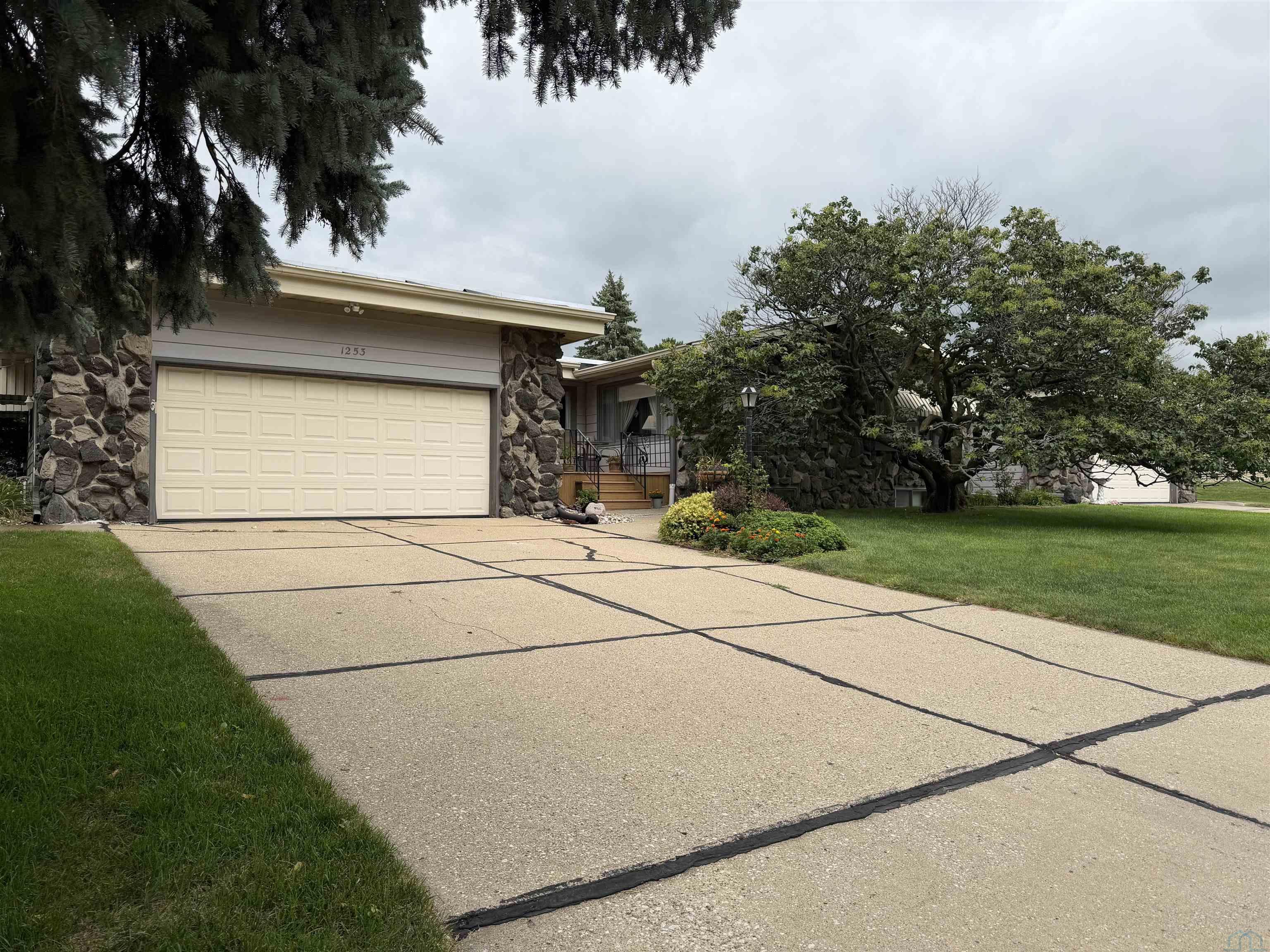 1253 Hiawatha Trail, Sioux City, IA 51104- 