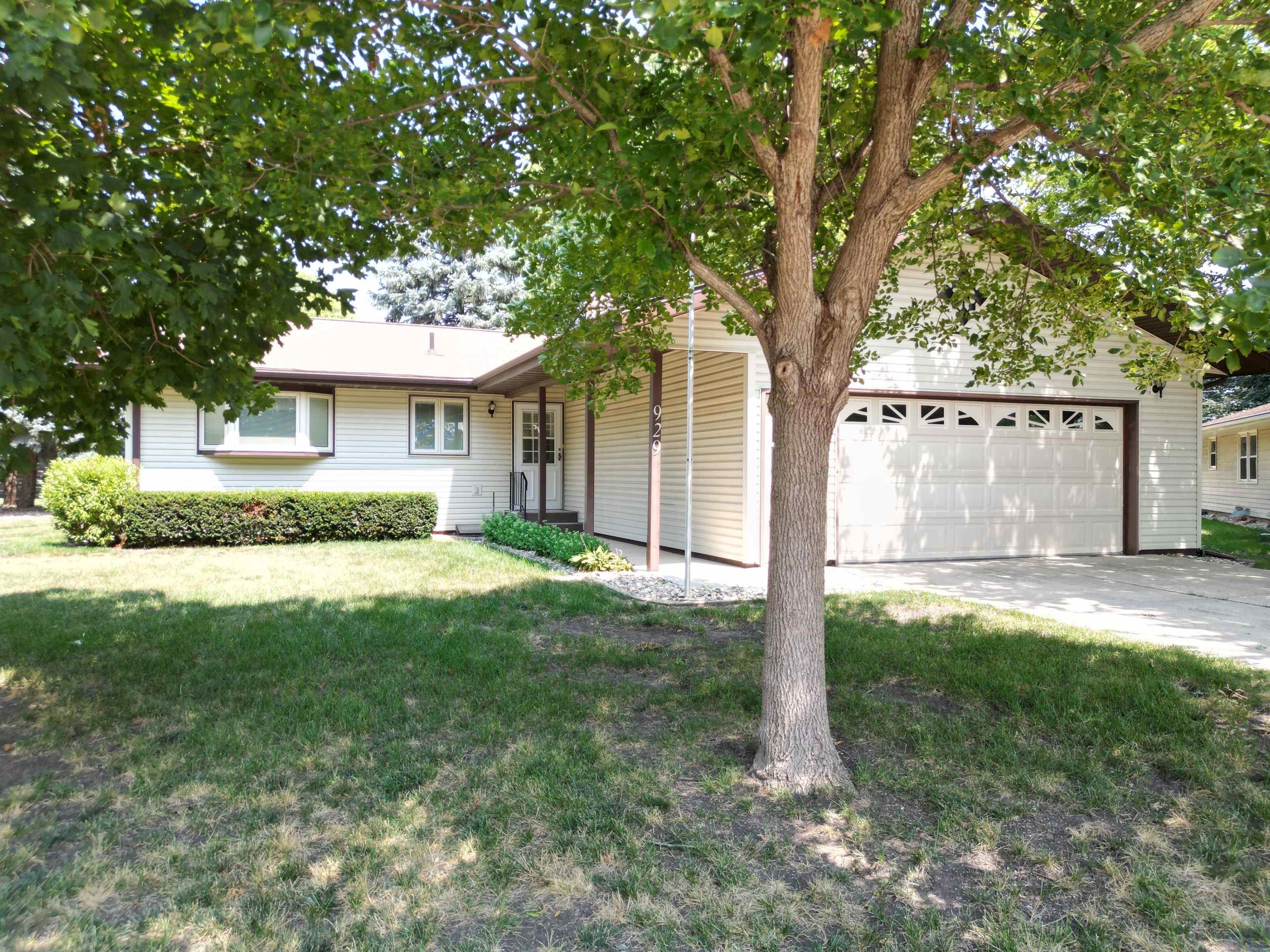 929 ANGIER DR, Storm Lake, IA 50588 