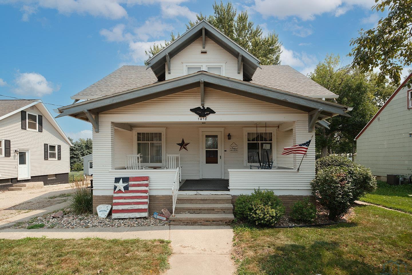 1418 Division Street, Hull, IA 51239 