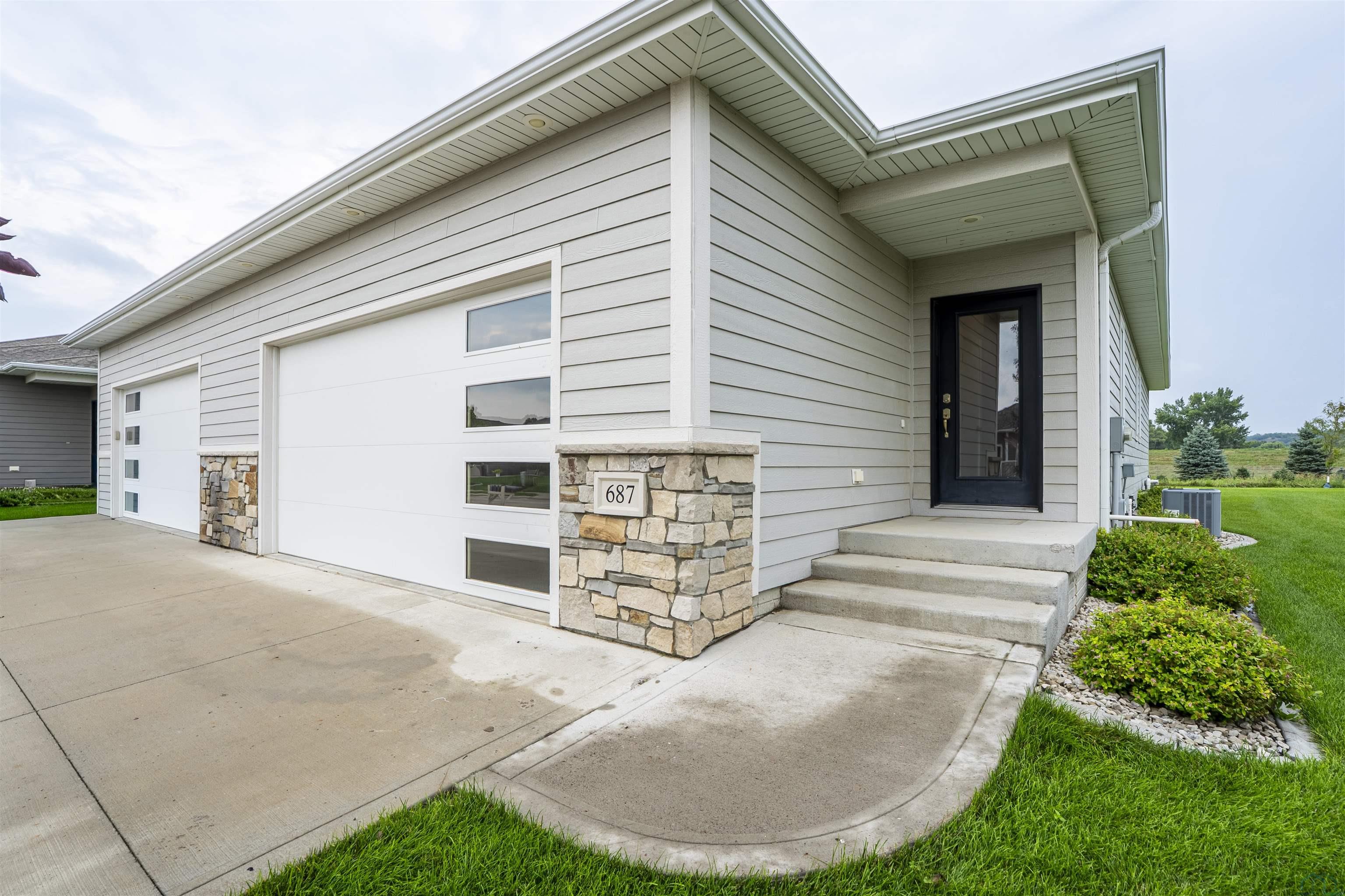 687 Prairie Blvd, Dakota Dunes, SD 57049 