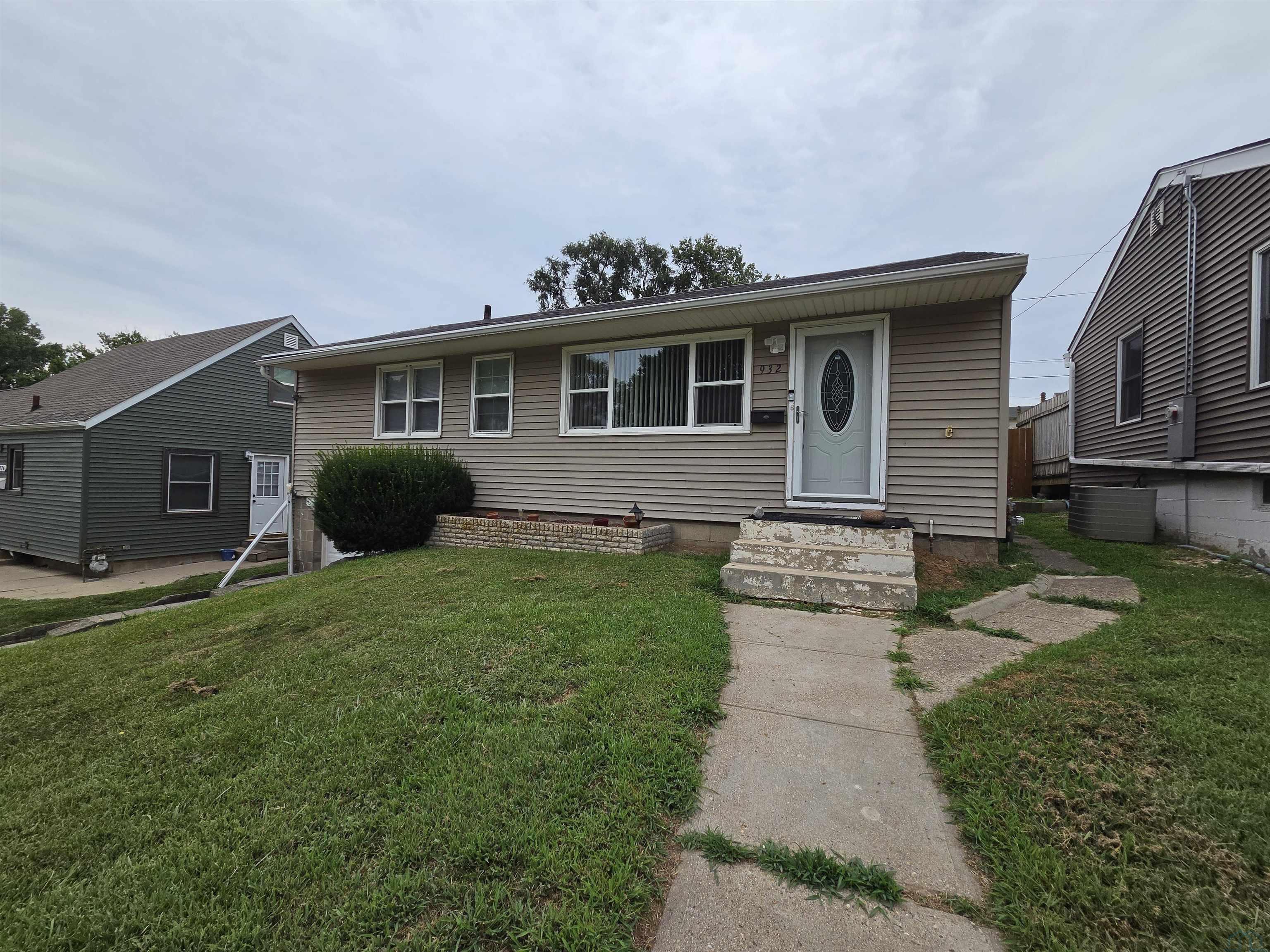 932 Newton S, Sioux City, IA 51106 