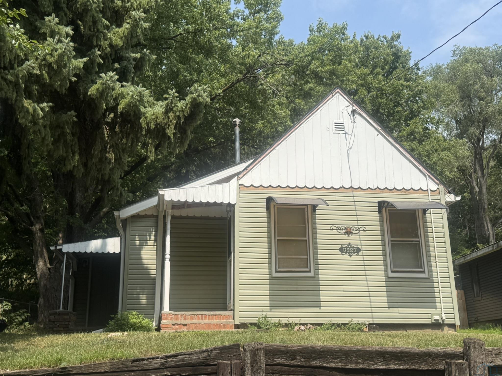 3327 Athlone Ave, Sioux City, IA 51105 