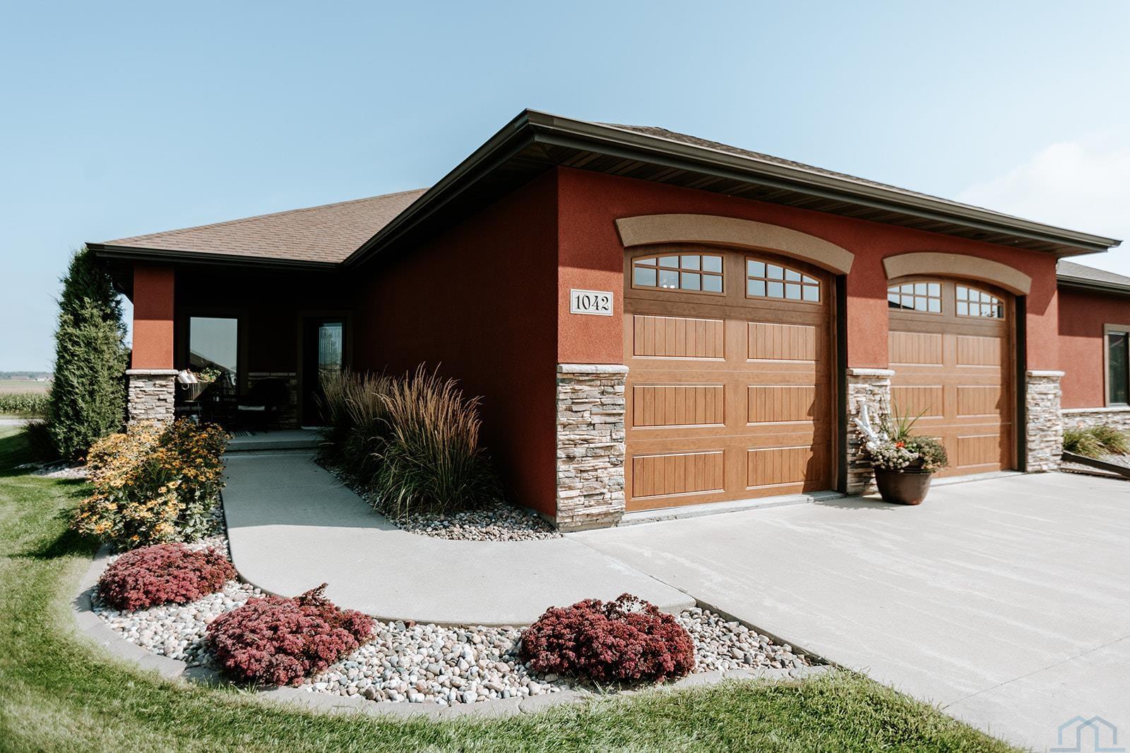 1042 Teres View Dr						  						 , Sioux Center						 , IA						  51250						  