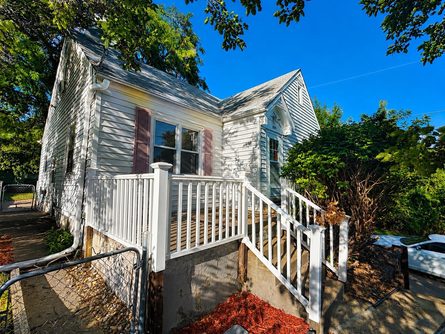 809 38th St., Sioux City, IA 51104 