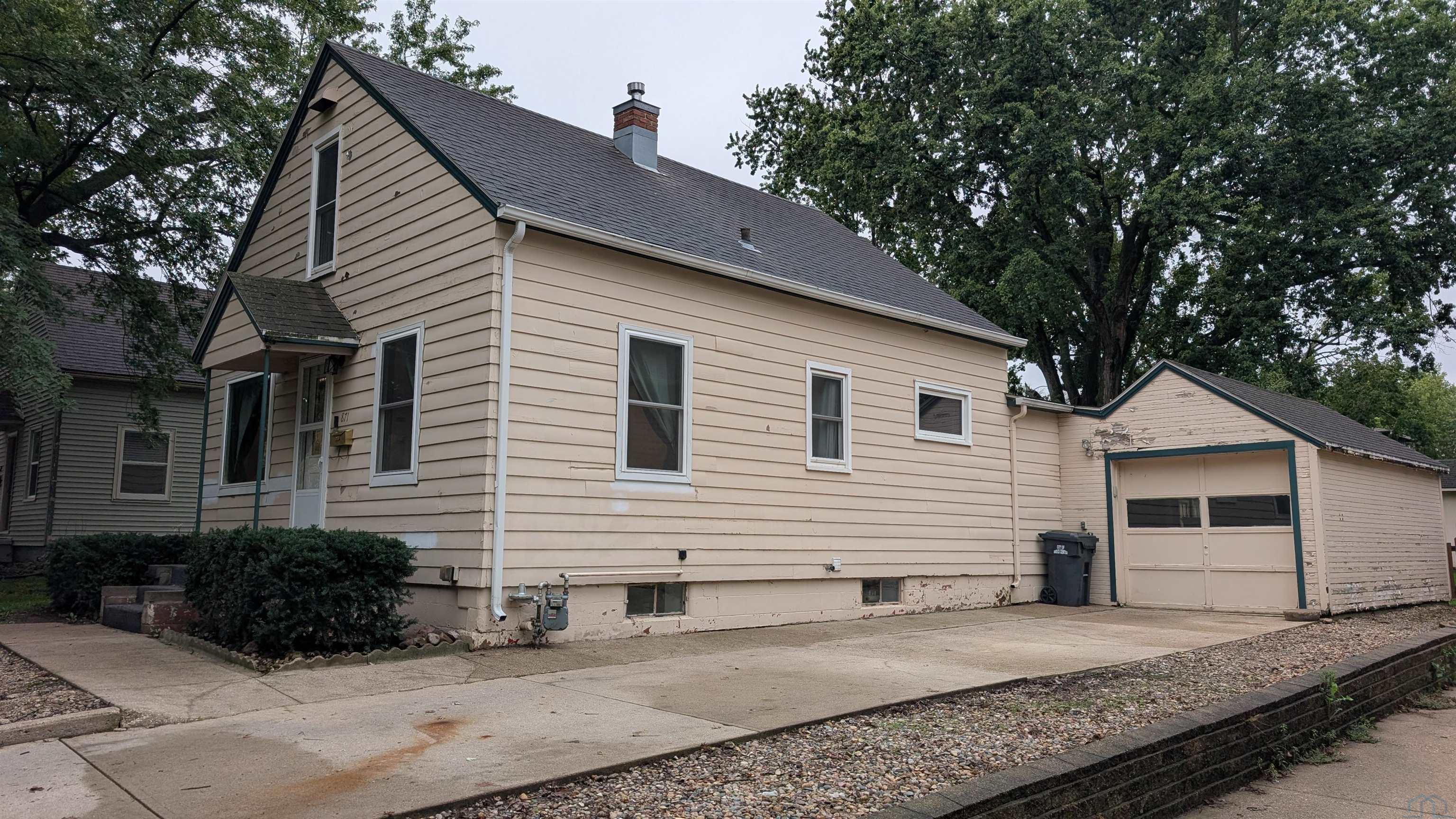 871 1ST AVE SE						  						 , Sioux Center						 , IA						  51250						  