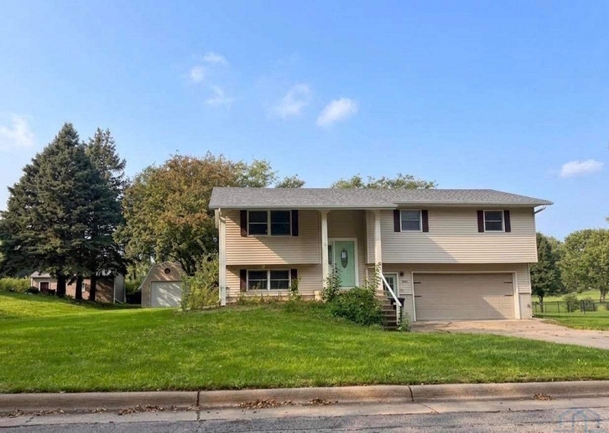 881 Country Club Dr, Akron, IA 51001 