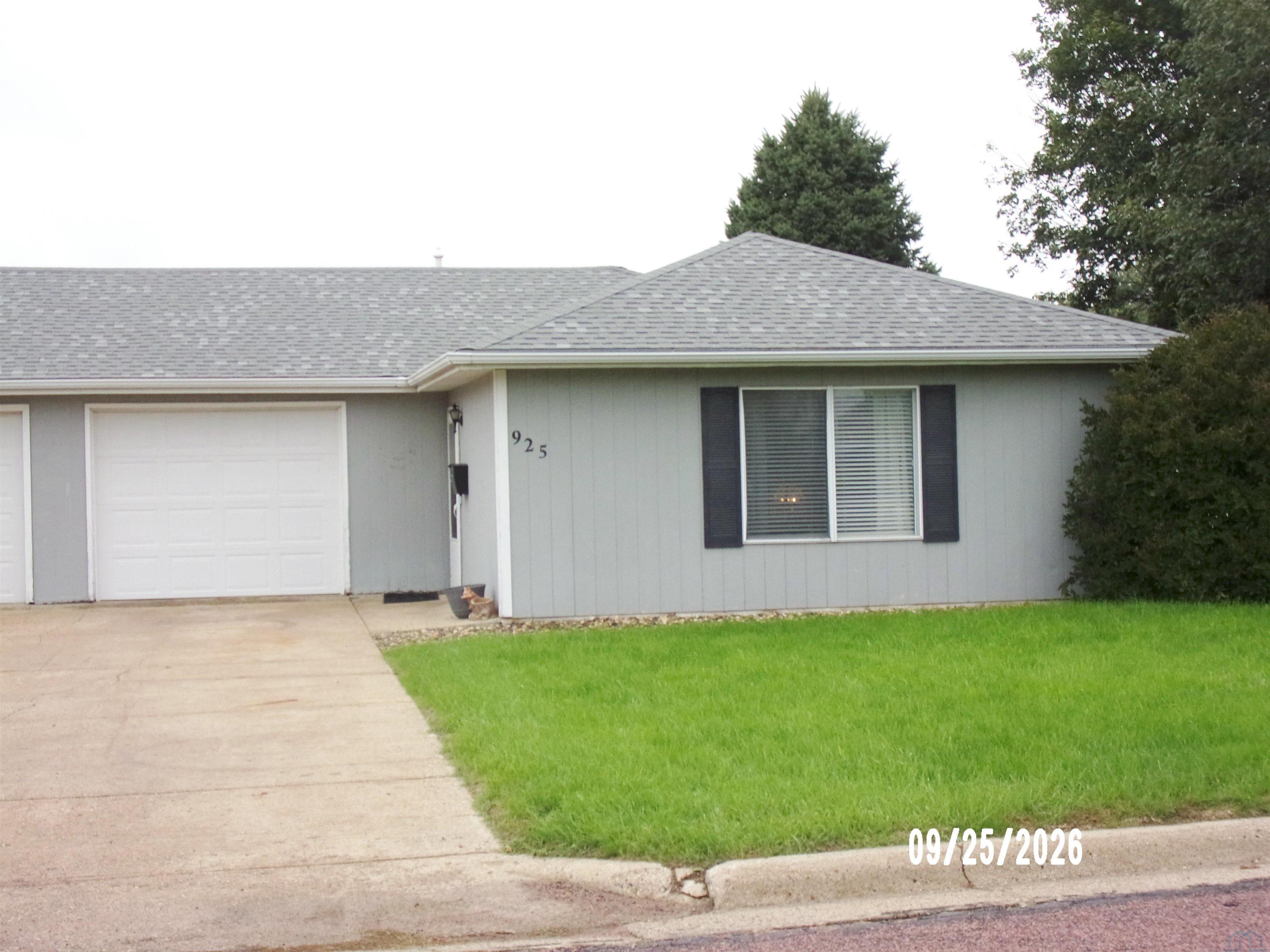 925 18TH ST						  						 , Hawarden						 , IA						  51023						  
