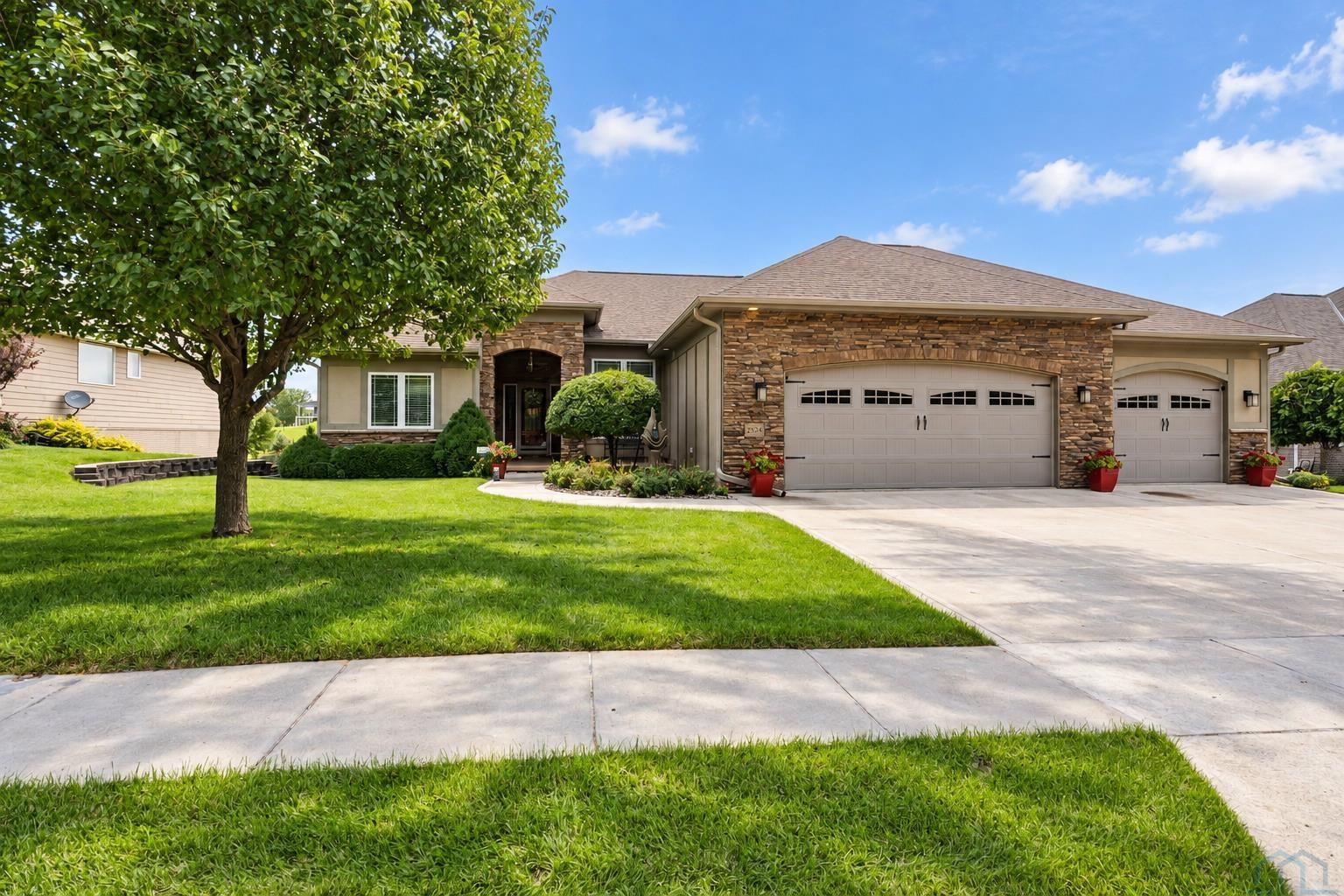 2524 Castles Gate Dr, Sioux City, IA 51106 