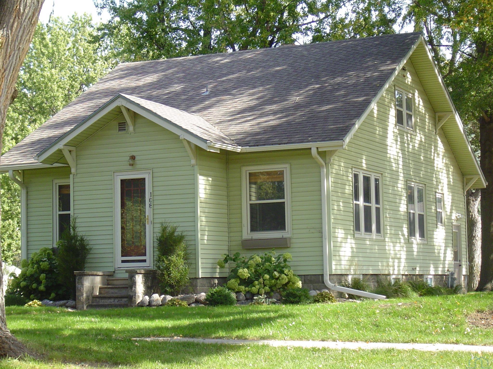 108 3rd Ave NE, Sioux Center, IA 51250 