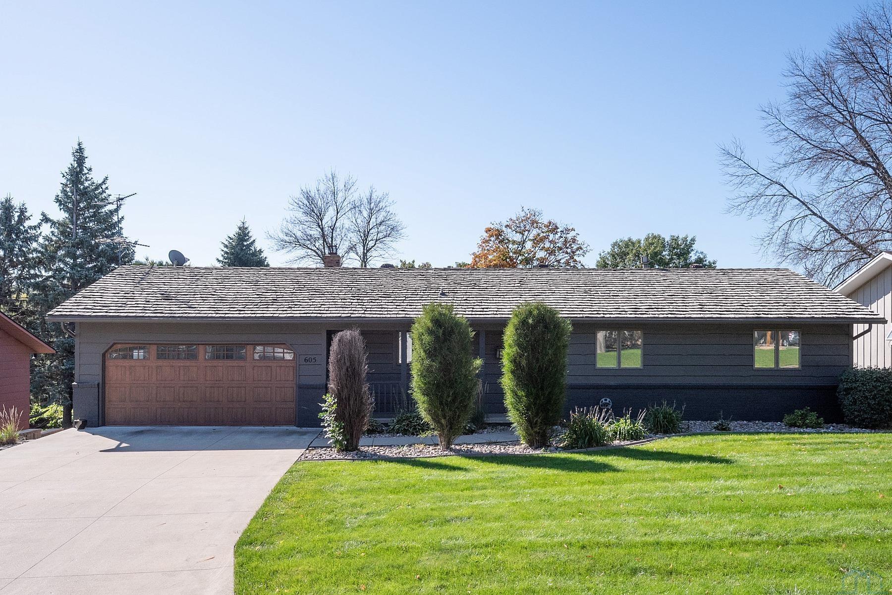 605 AMSTERDAM DR SE, Orange City, IA 51041 