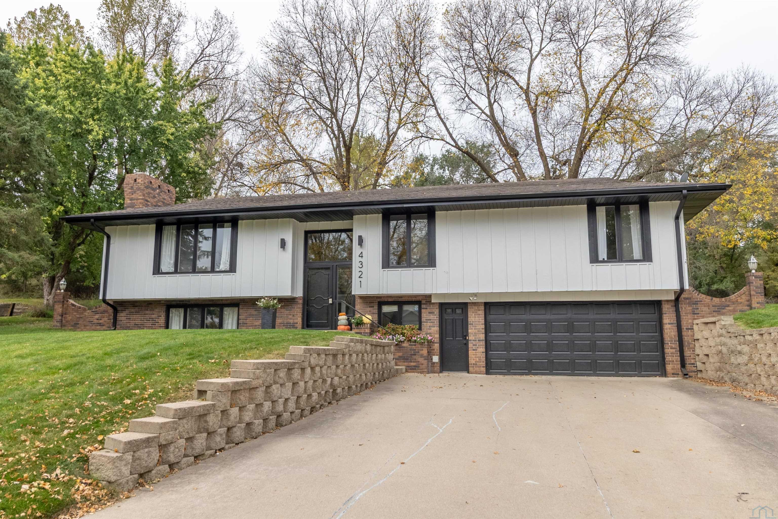 4321 Manor Circle, Sioux City, IA 51104 