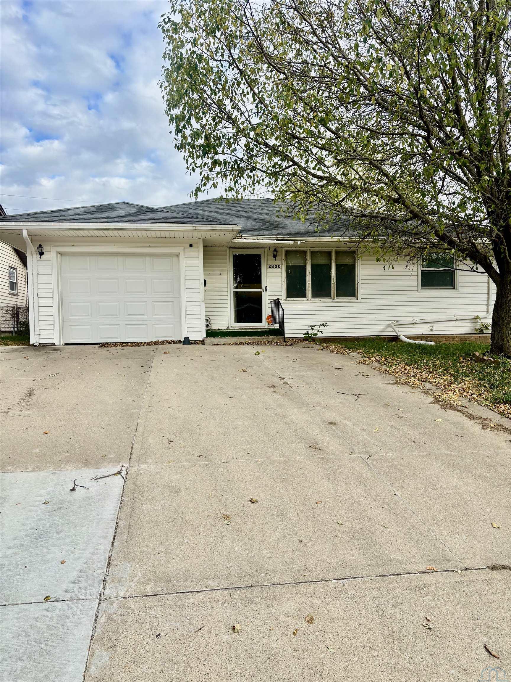 2820 GLASS ST S, Sioux City, IA 51106 