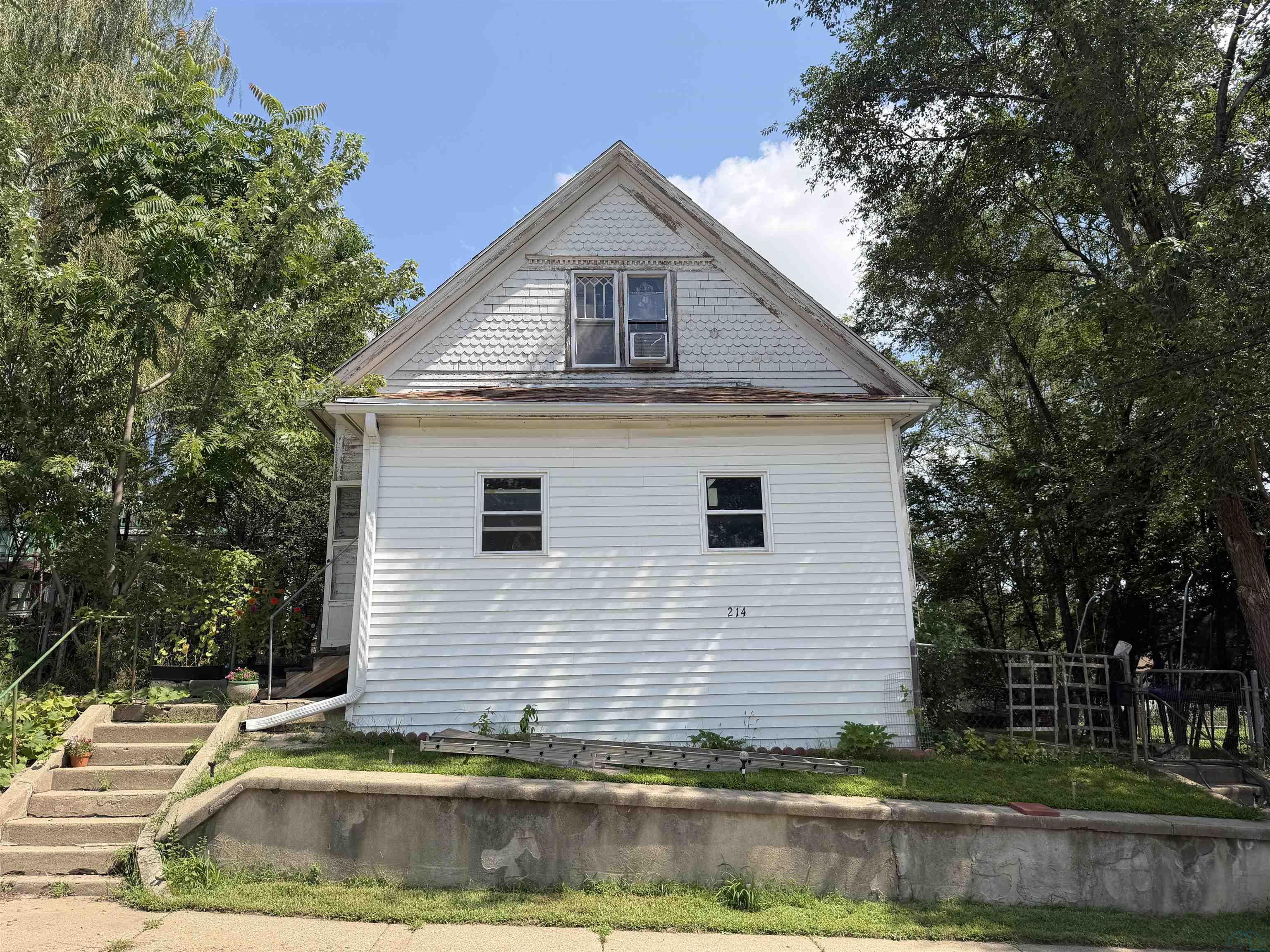 214 MYRTLE ST, Sioux City, IA 51103 