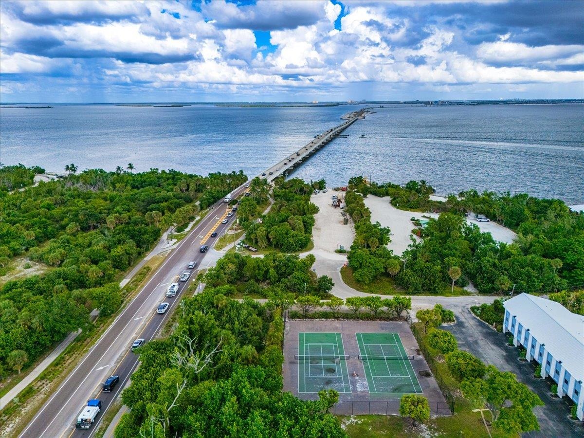 Waterfront Island Living at Its Finest. Discover your slice of paradis – image 10