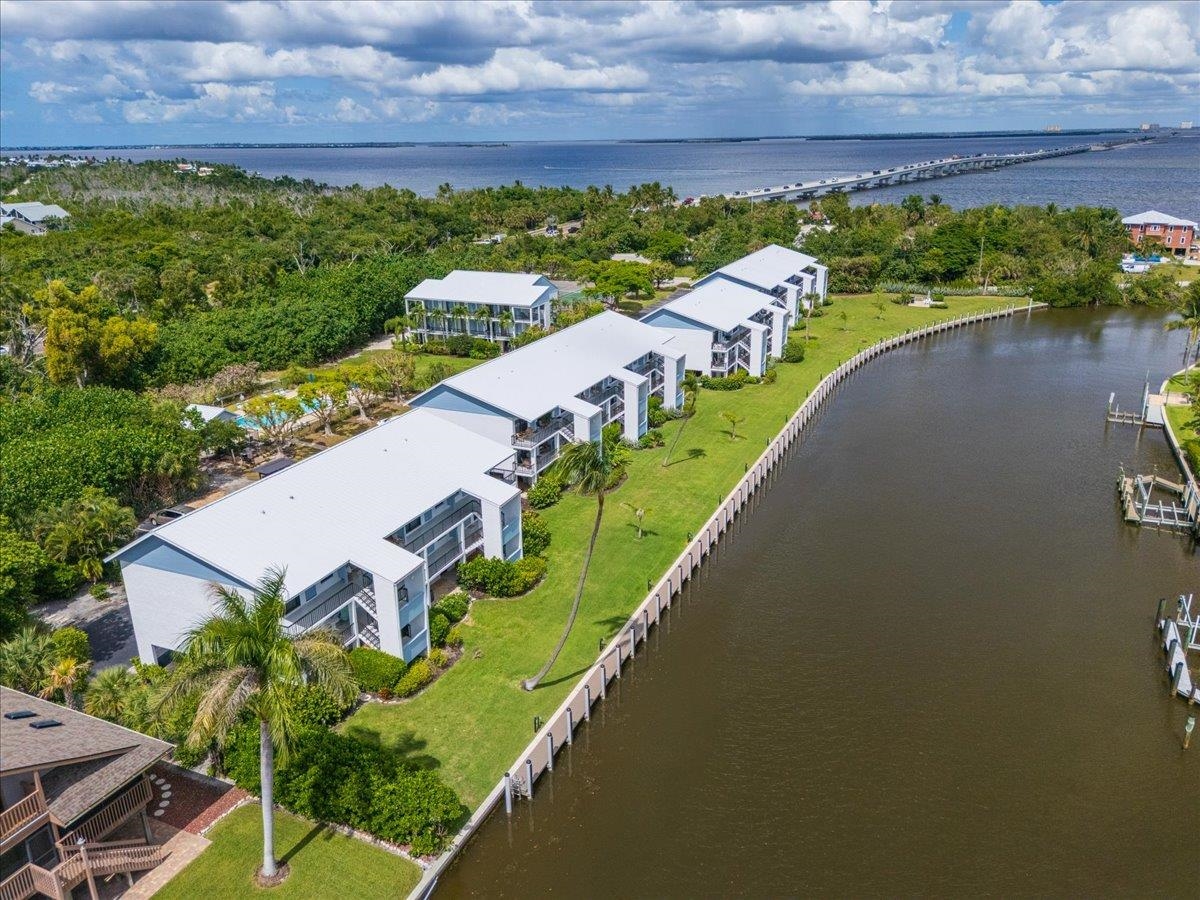 Waterfront Island Living at Its Finest. Discover your slice of paradis – image 5