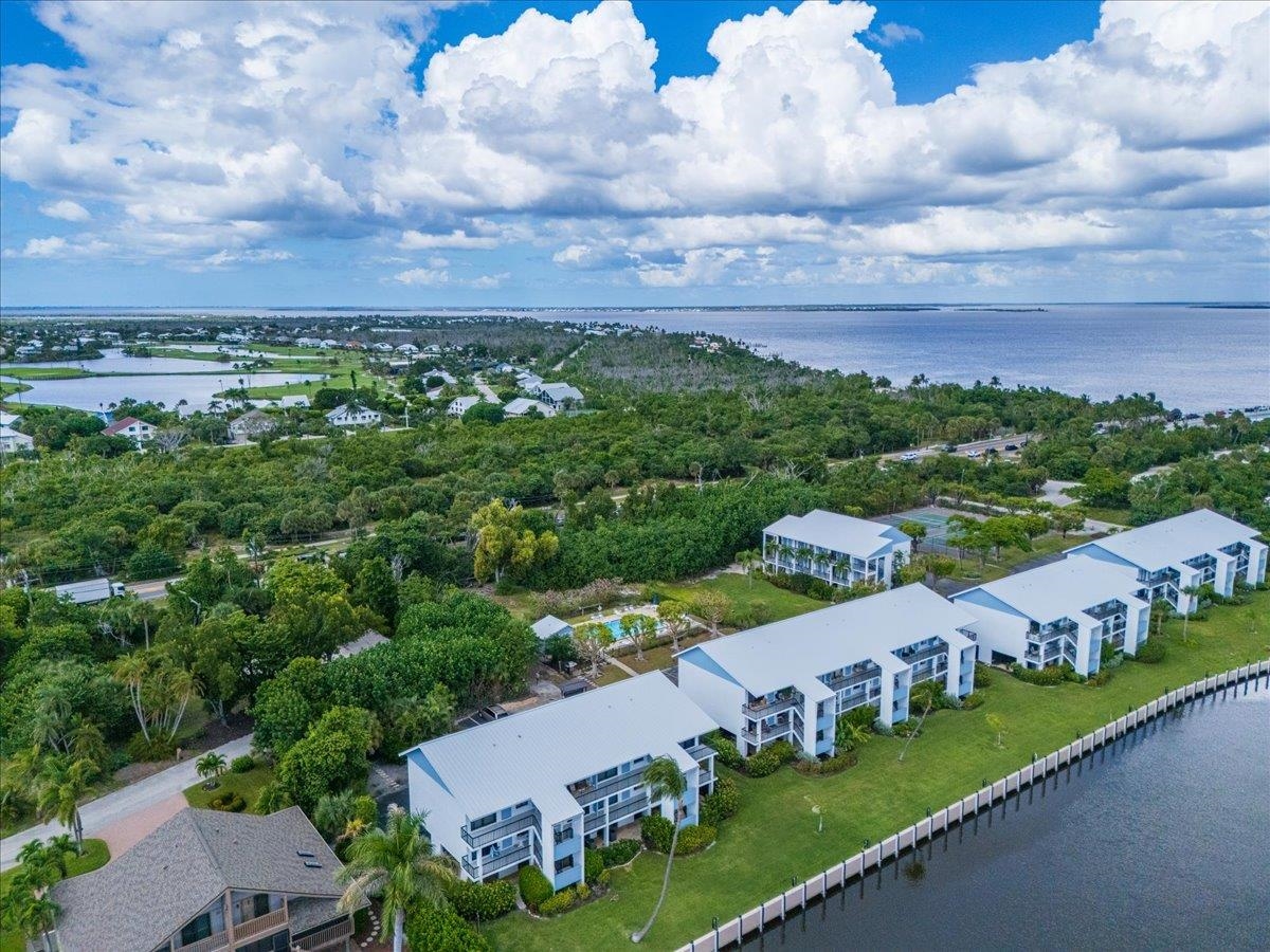 Waterfront Island Living at Its Finest. Discover your slice of paradis – image 1