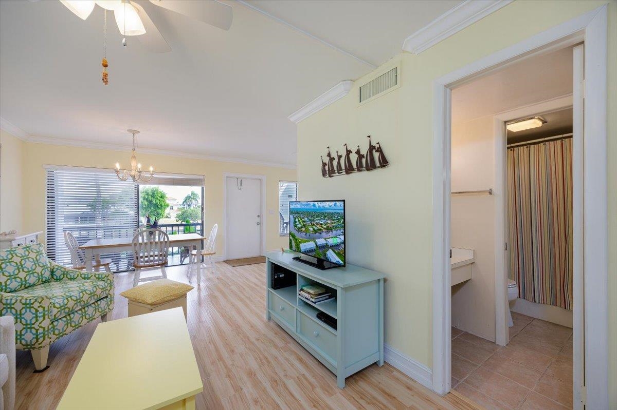 Waterfront Island Living at Its Finest. Discover your slice of paradis – image 21