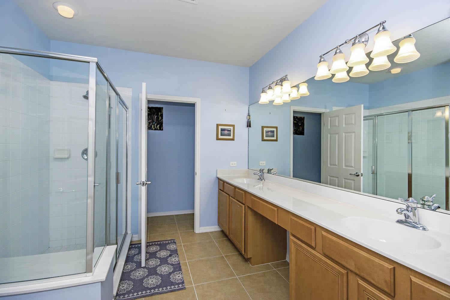 Welcome to the highly desirable Majestic Palms community in the heart – image 13