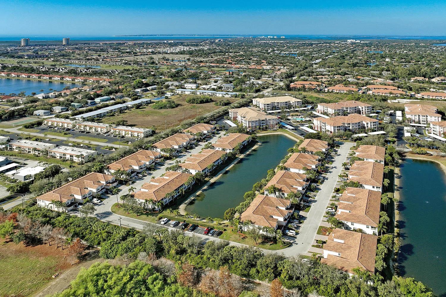 Welcome to the highly desirable Majestic Palms community in the heart – image 36