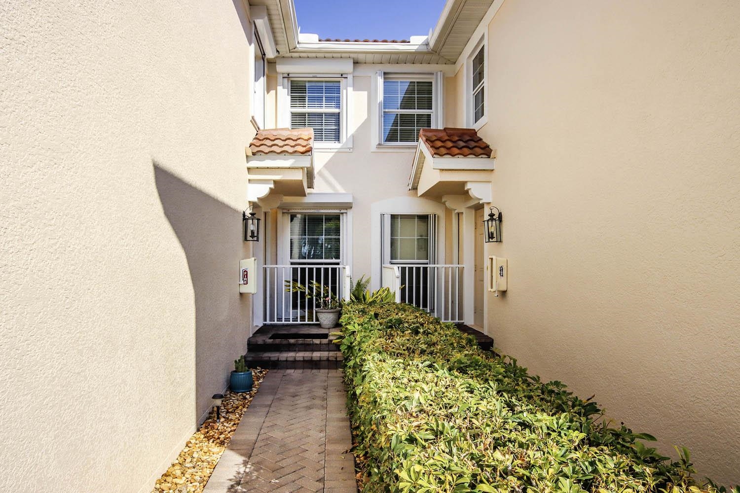 Welcome to the highly desirable Majestic Palms community in the heart – image 21