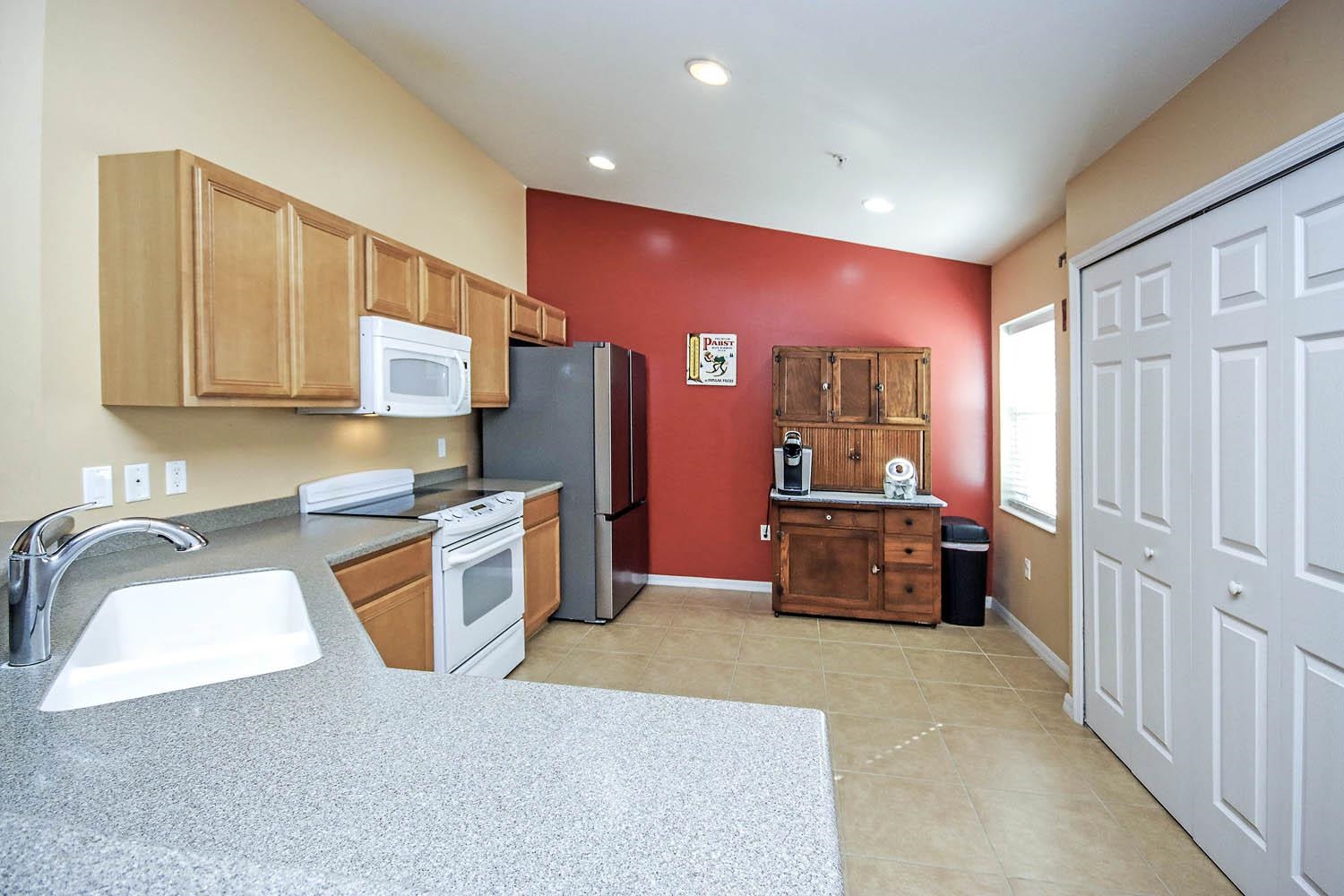 Welcome to the highly desirable Majestic Palms community in the heart – image 18