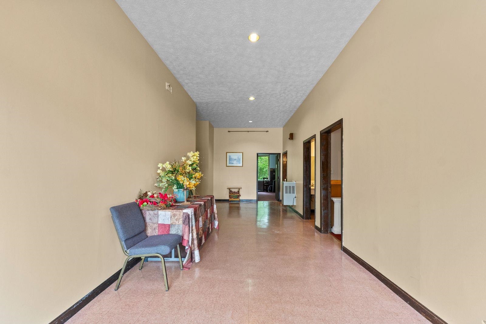 https://zimg.paragon.ice.com/ParagonImages/Property/PH/AABRKY/59182/11/0/0/27563839bd9310affda4e11cff0f93b9/0/73544b3a2b276d2f7f36f8bceced3c9d/59182-1f46d991-c8f8-418f-80ea-bceaa6826ad5.JPG