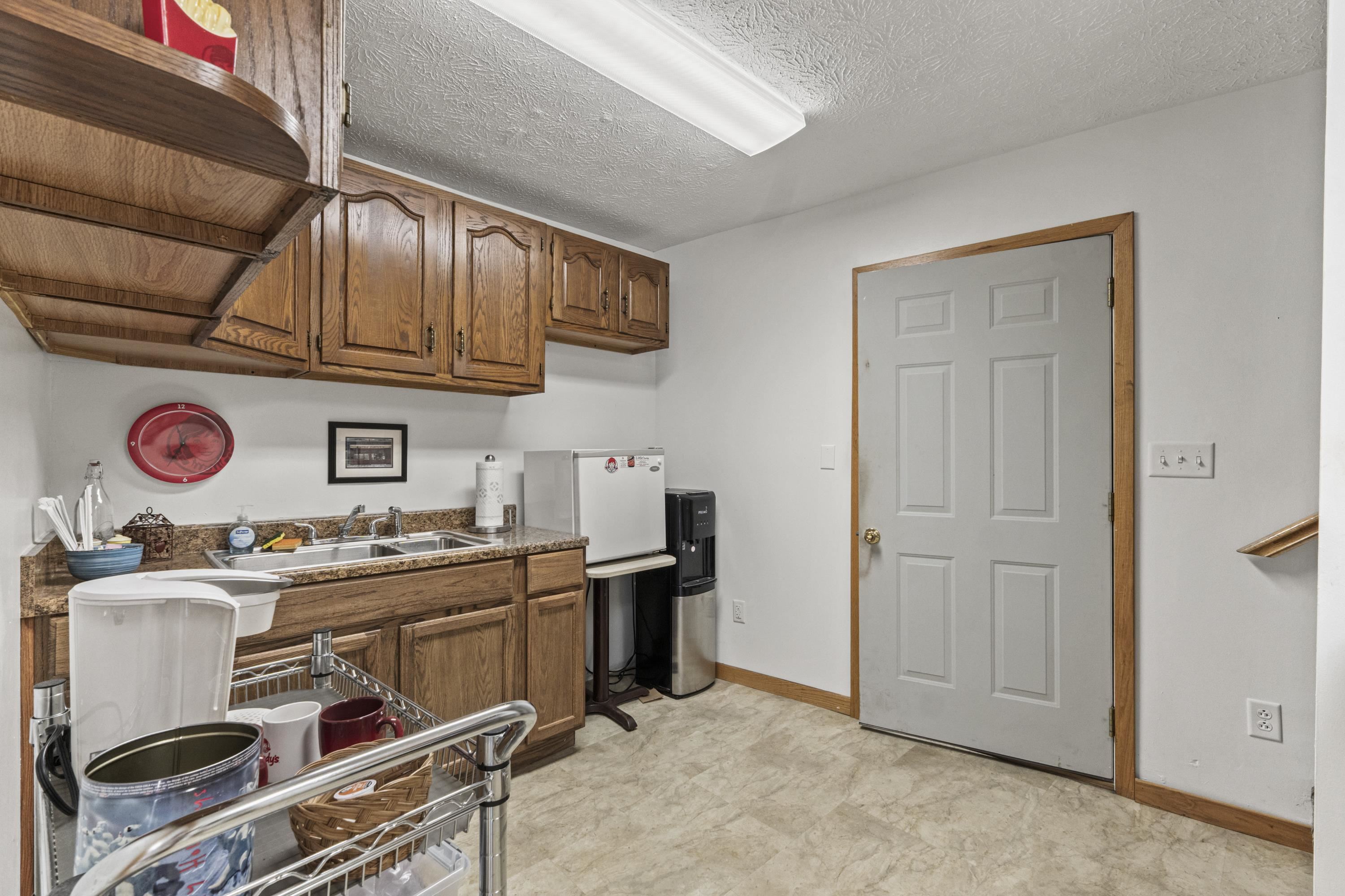 https://zimg.paragon.ice.com/ParagonImages/Property/PH/AABRKY/59266/7/0/0/a4bd84fe56de6c158566f15aed10968a/0/edf9acaa6aa43abda4dbebadbdf4b79d/59266-59ba21a3-8683-44ba-bdfb-e320cb93b910.JPG