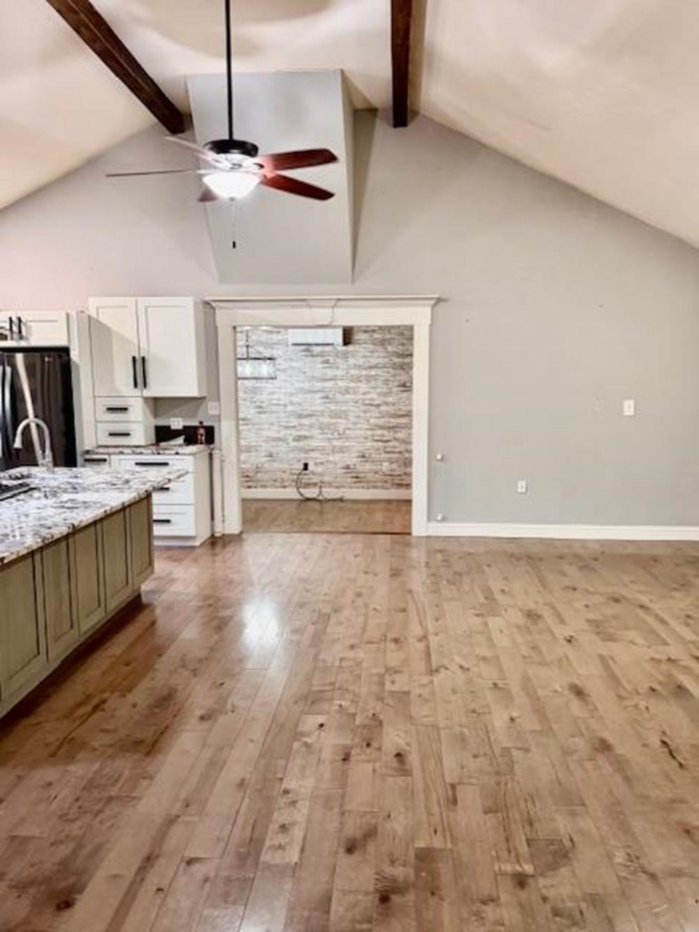 https://zimg.paragon.ice.com/ParagonImages/Property/PH/AABRKY/59505/11/0/0/c68ca6b708d66a44fd1ff43b14c2e72d/0/b0644b5f07bb63490edc1a19a09c2d64/59505-167220f3-a370-4973-8199-cc2a5ec60d96.JPG