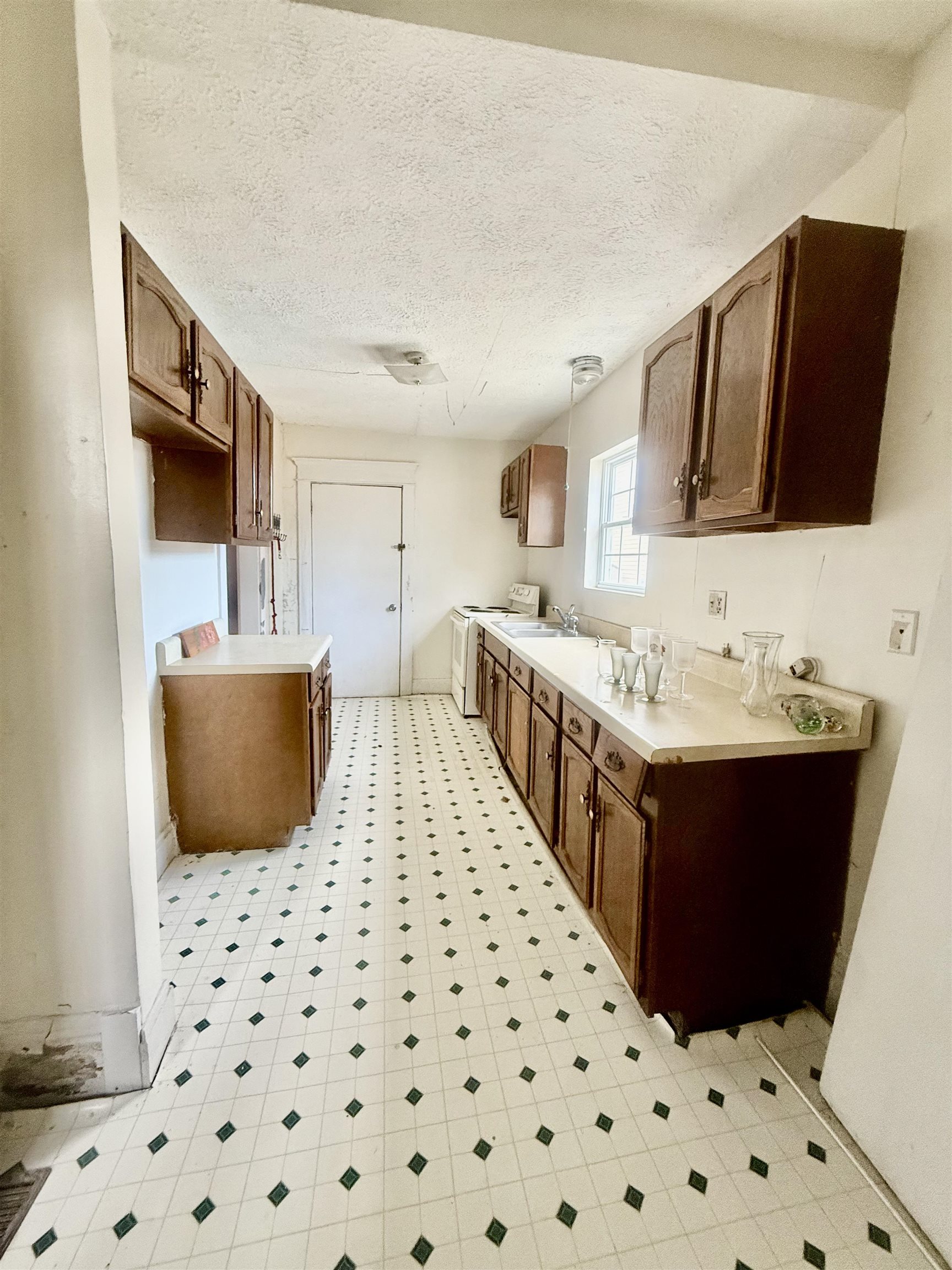 https://zimg.paragon.ice.com/ParagonImages/Property/PH/AABRKY/59682/6/0/0/7d0e4895558b02f976f9047e45535510/0/32e4faacdc418672163cc831b26d73e1/59682-9660682e-cd95-4250-9bde-052987ba14b8.JPG