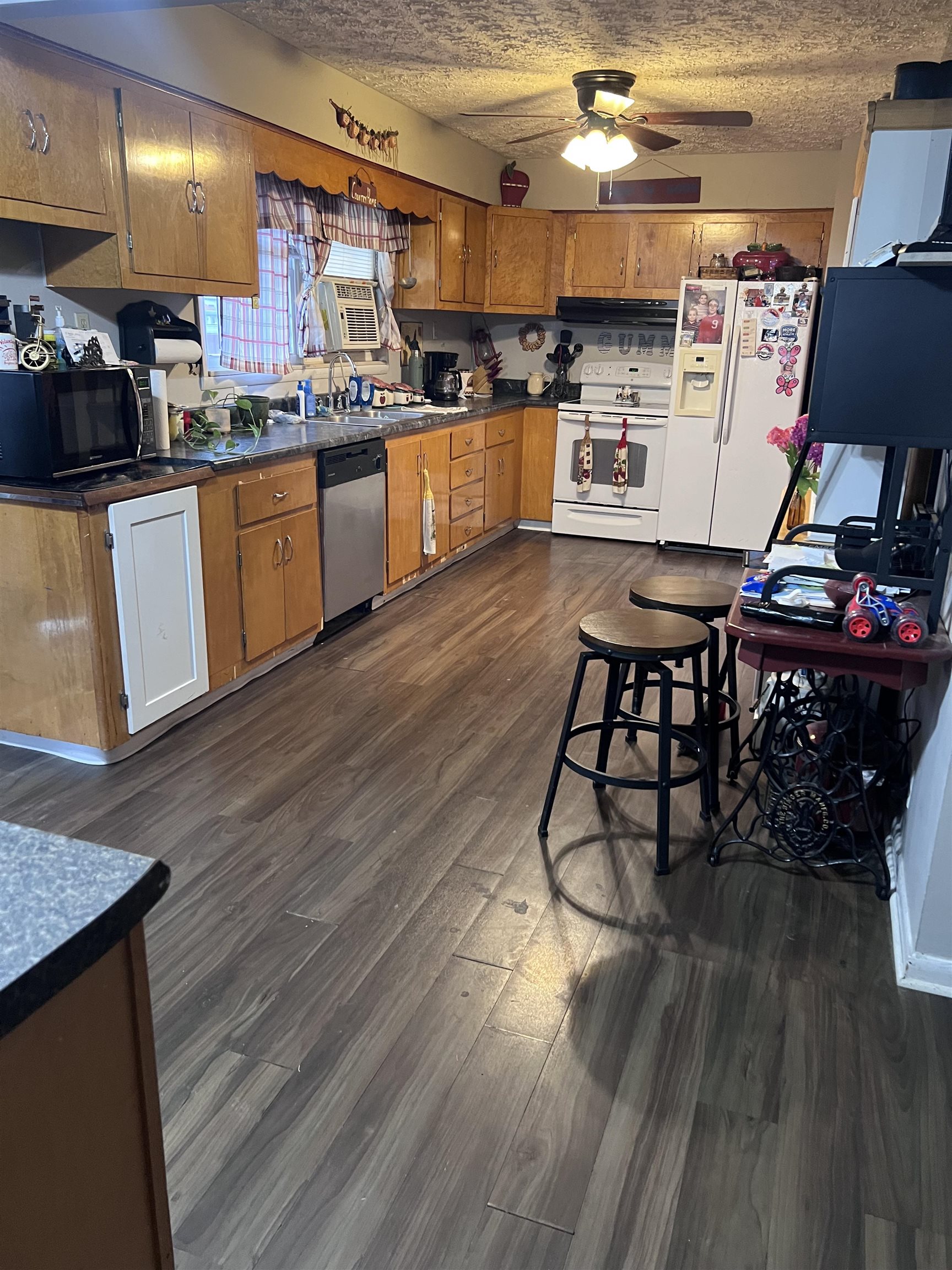 https://zimg.paragon.ice.com/ParagonImages/Property/PH/AABRKY/59697/9/0/0/cada5770ba411c9cee66ec7ca13cb388/0/cf6daeb9f263f072ed10380c789b5196/59697-daf3e6d0-7058-4d0d-b0ca-71c7e5684339.JPG