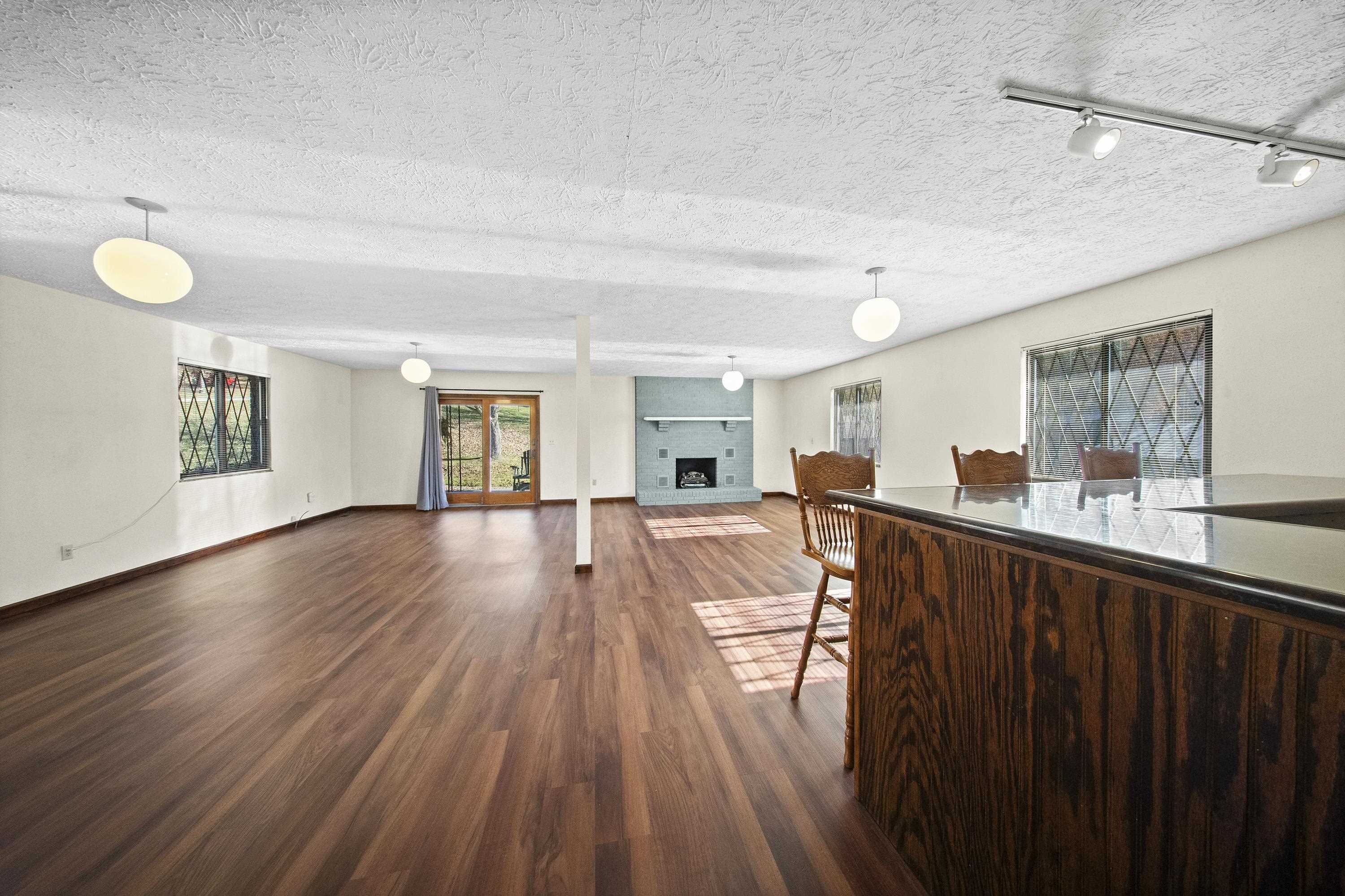https://zimg.paragon.ice.com/ParagonImages/Property/PH/AABRKY/59821/5/0/0/d10986f3bc889f5bcb0d67210b60121e/0/9cd6e8539a39d7e746f93fb033c854bf/59821-36c32fff-cccf-4155-a08f-5ef6a0e7c21d.JPG