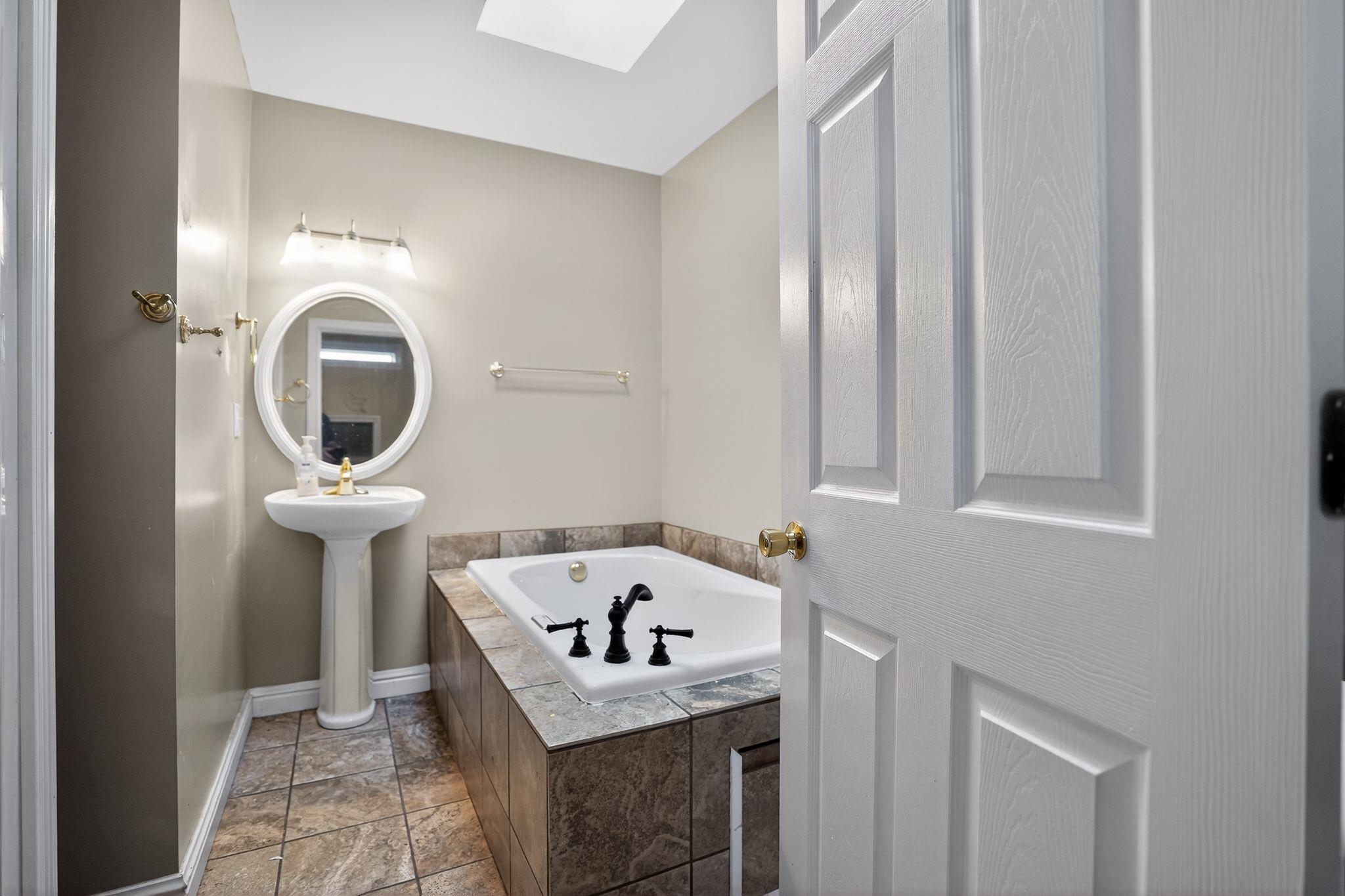 https://zimg.paragon.ice.com/ParagonImages/Property/PH/AABRKY/59967/11/0/0/f22309c98ca2a16cf25f3e764997d56d/0/7af7cf41cc0f2442646b42806eff557a/59967-637fbf35-08ba-409a-ae85-09b2cb50048d.JPG