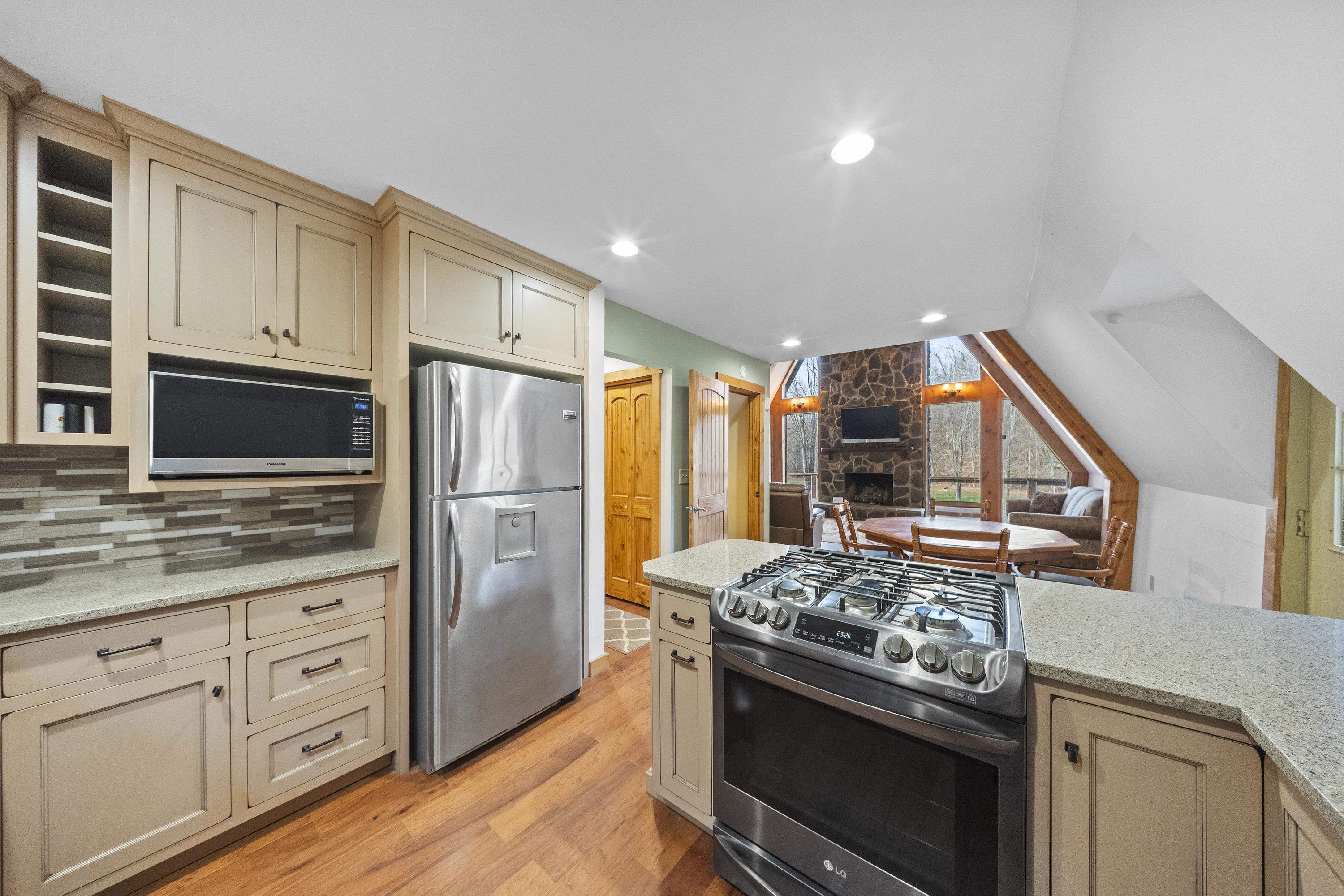 https://zimg.paragon.ice.com/ParagonImages/Property/PH/AABRKY/60045/10/0/0/23fabf3bd6958893dd48db0ae072dff6/0/471a04f138424323146c1010a75a772e/60045-bb49b494-1edd-419b-af57-944b1b972220.JPG