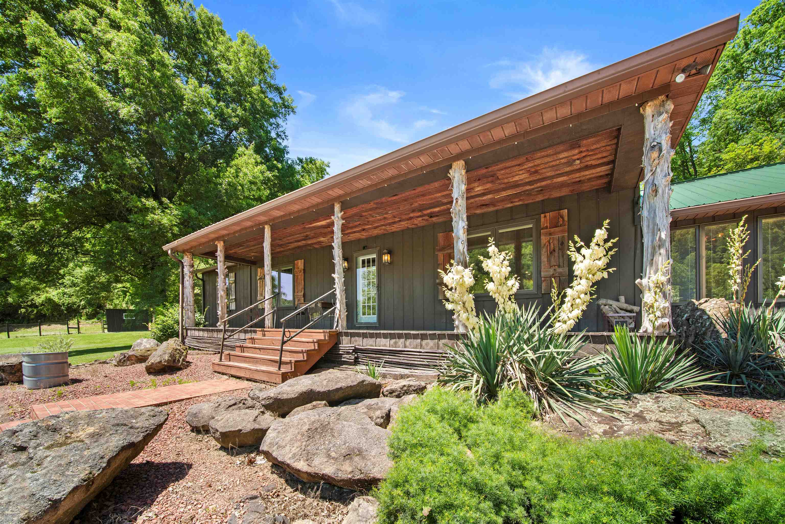 https://zimg.paragon.ice.com/ParagonImages/Property/PH/AABRKY/60071/2/0/0/cd43fd463189ea62ae2a84ca32a84762/0/43fe9d5784735af7f852c6ac83e09d1c/60071-9d666bab-9a4c-4e27-9371-386fbe45e4d8.JPG