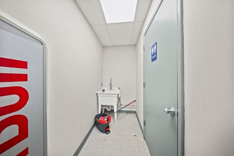 https://zimg.paragon.ice.com/ParagonImages/Property/PH/AABRKY/60096/10/0/0/8026bc17f173fe95728c80dedb0623b5/0/2bfe7312e082ce14df690f50c07d0e71/60096-4f0f2f84-5567-4cbd-9a0d-df08f05a708a.JPG