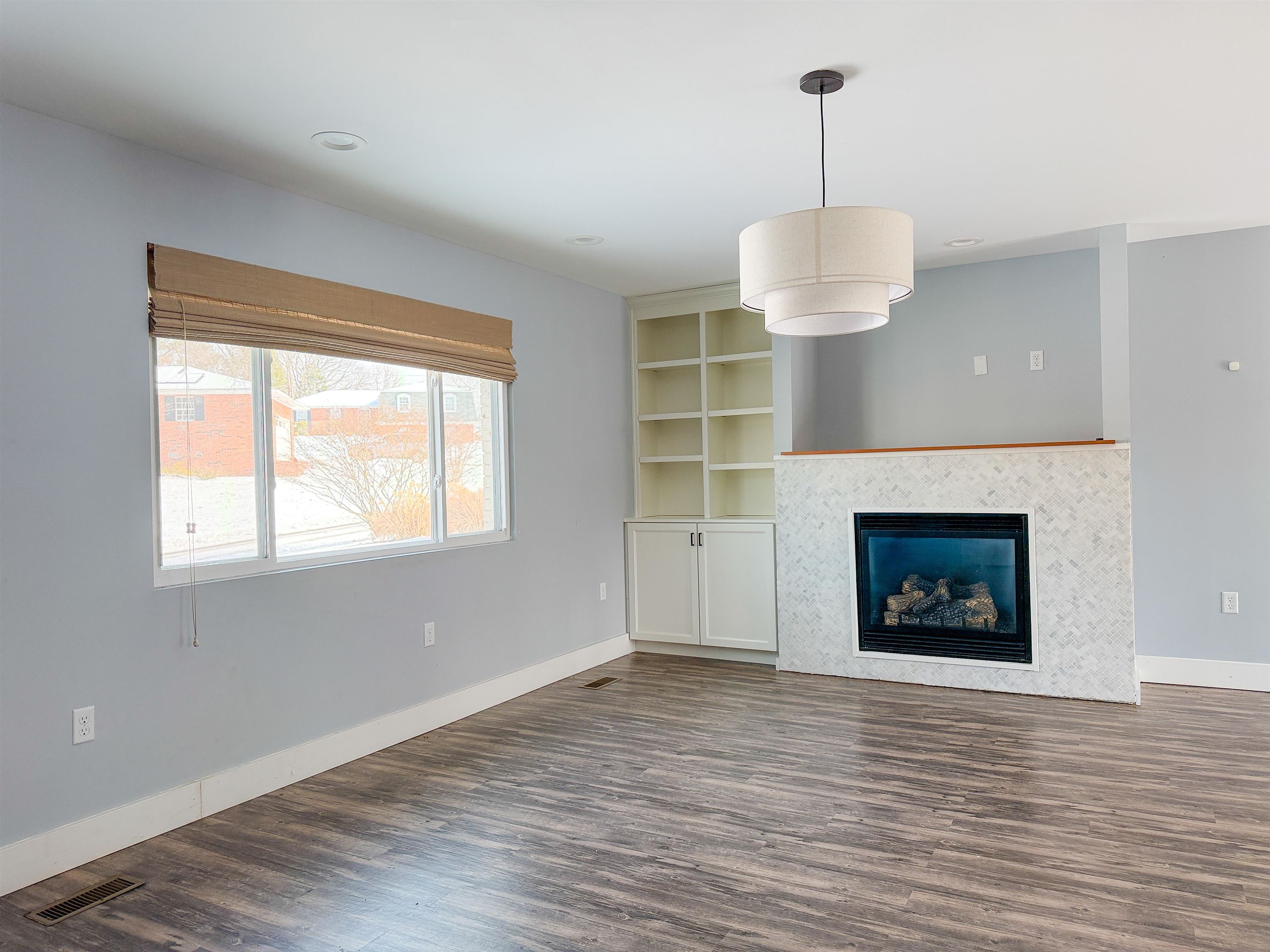 https://zimg.paragon.ice.com/ParagonImages/Property/PH/AABRKY/60099/2/0/0/90812584058076aae8ad5e1cd2e3b063/0/487c74dee13d9910e1b8802df5aea606/60099-f2d3512f-bca5-45c0-95a4-92ff4e7b2423.JPG