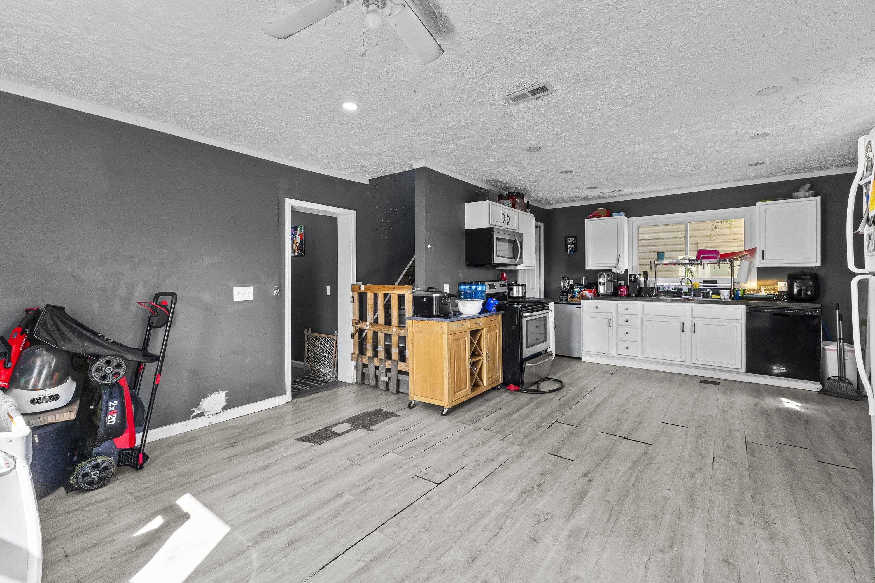 https://zimg.paragon.ice.com/ParagonImages/Property/PH/AABRKY/60157/11/0/0/7ac3f46766ae5ade044138c76e9edc59/0/98d637b09a89d198e1c313d0c32806e1/60157-a0a34670-500f-4b2d-a9ea-ece96cbc5a3e.JPG