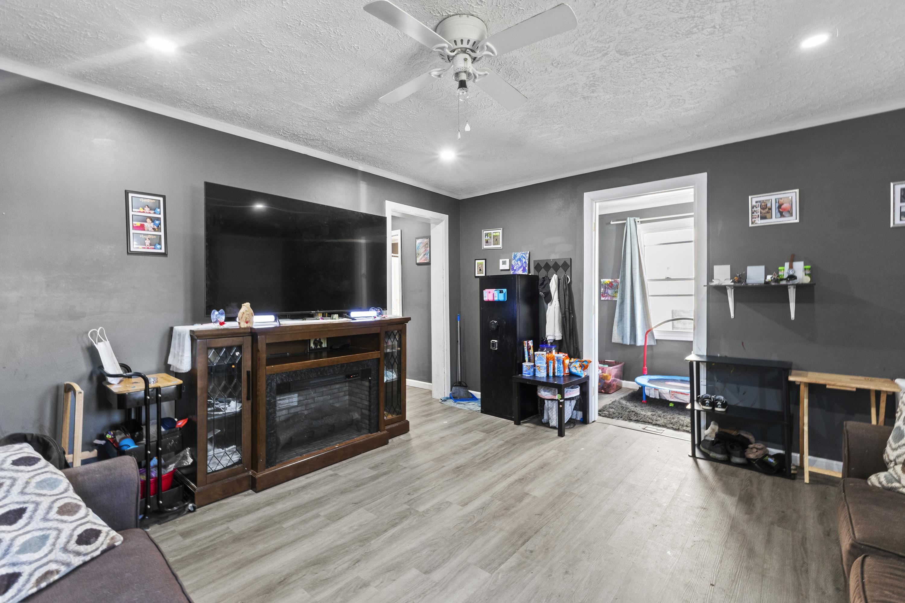https://zimg.paragon.ice.com/ParagonImages/Property/PH/AABRKY/60157/6/0/0/8fad805d2c6a8c4fd776c5605198d9e8/0/98d637b09a89d198e1c313d0c32806e1/60157-1d1c0dd2-7497-4b14-bb6c-e03d282e6969.JPG