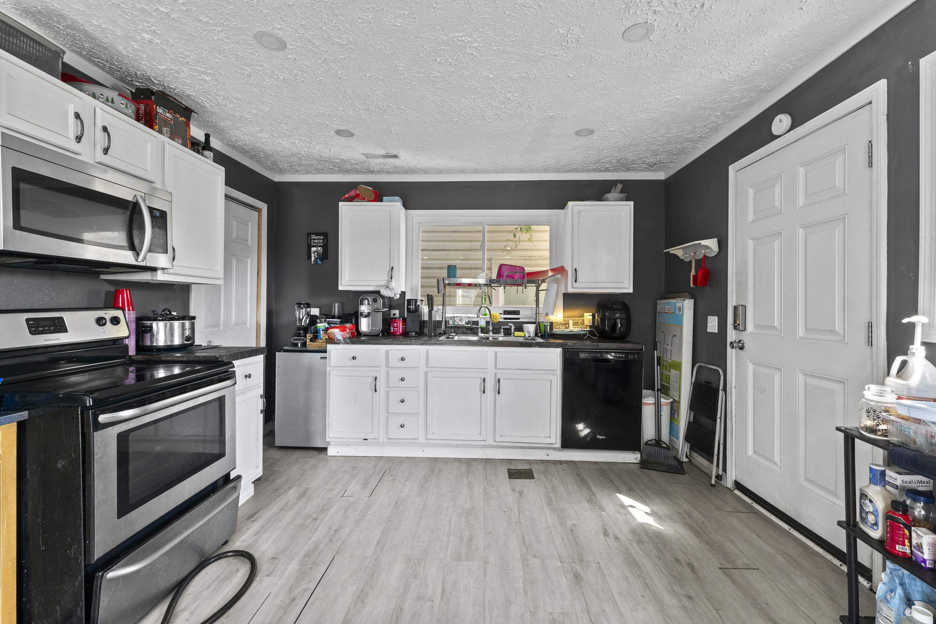 https://zimg.paragon.ice.com/ParagonImages/Property/PH/AABRKY/60157/8/0/0/e873ce3a634e1407fcad67352ea57bf1/0/98d637b09a89d198e1c313d0c32806e1/60157-7a6cd94b-85ff-4bdf-8637-2c9c4826e881.JPG