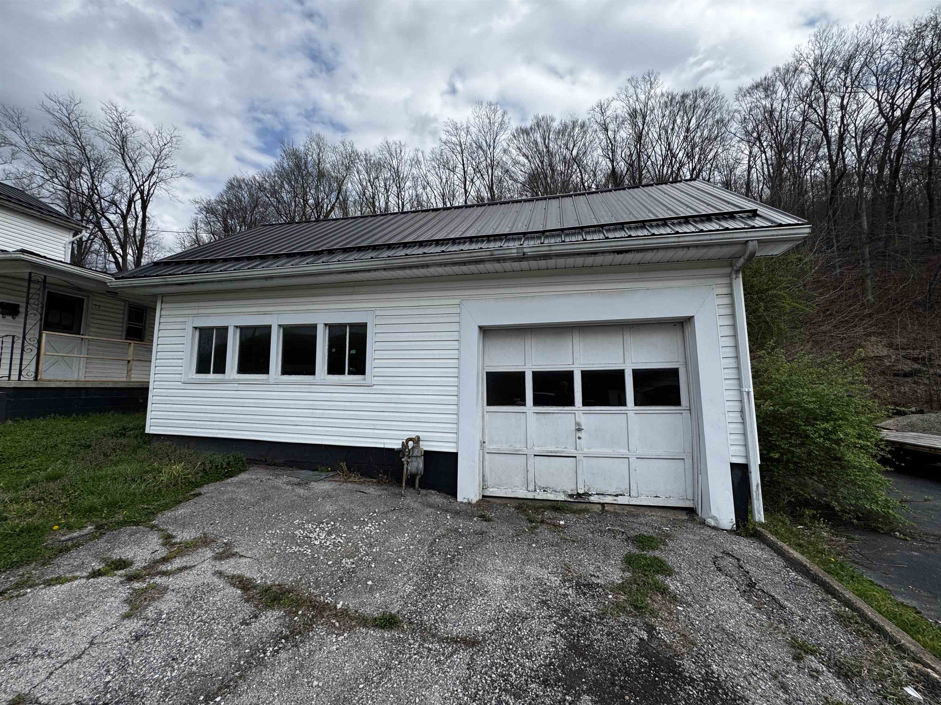 https://zimg.paragon.ice.com/ParagonImages/Property/PH/AABRKY/60158/5/0/0/f887caf8faefa9f8f7758dd8590a1de1/0/c4e9cdfd4ddcb55ba640f6069287f2a3/60158-fb85bc1c-4de8-47d6-bc97-55c2ae5b178e.JPG