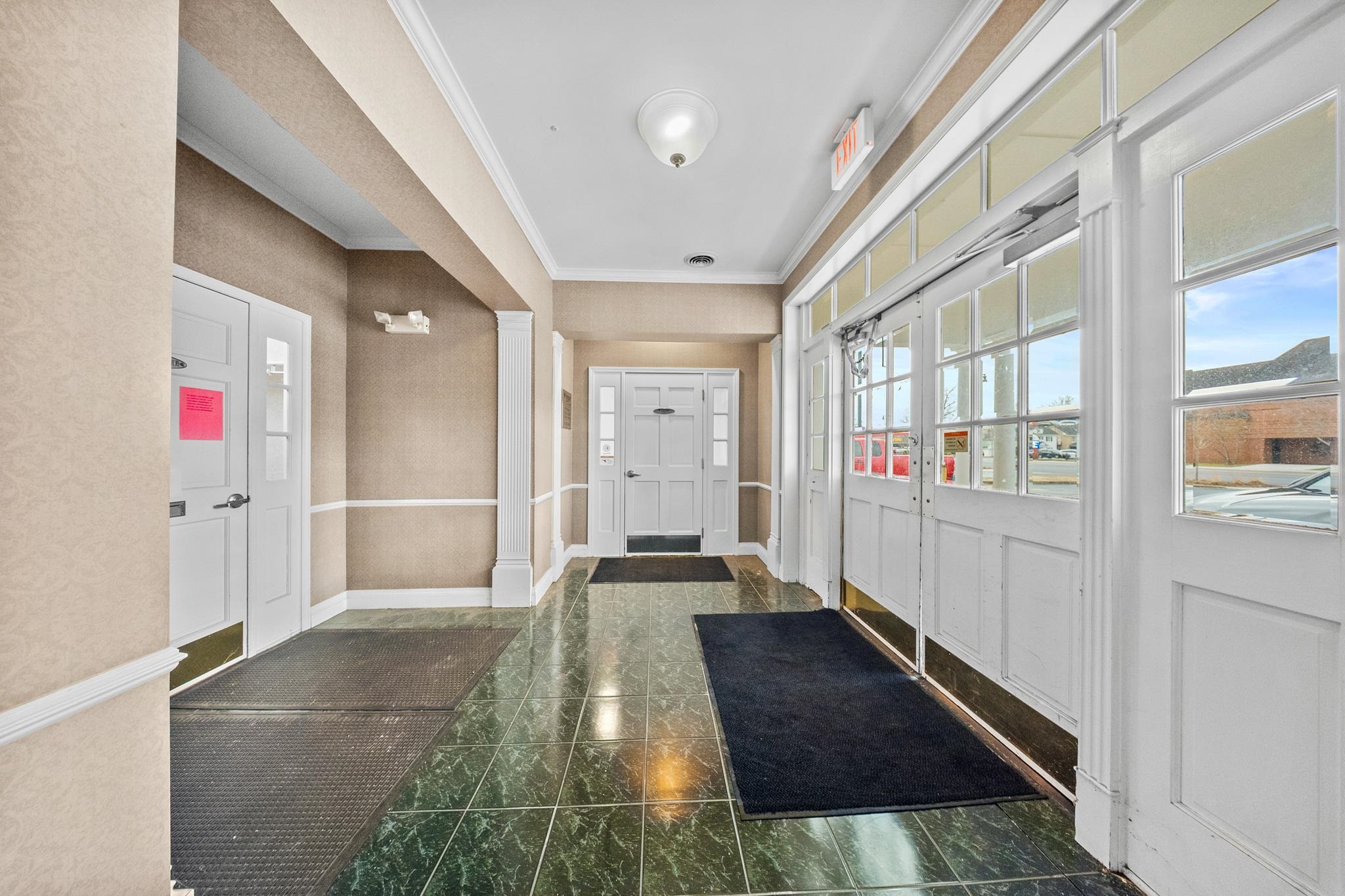 https://zimg.paragon.ice.com/ParagonImages/Property/PH/AABRKY/60191/3/0/0/4fec2a05908ba20d8d34d8aea053126b/0/df10856f91cc366dde1979f31e7acfba/60191-70937905-bf7a-4608-8a30-a7acc02180da.JPG