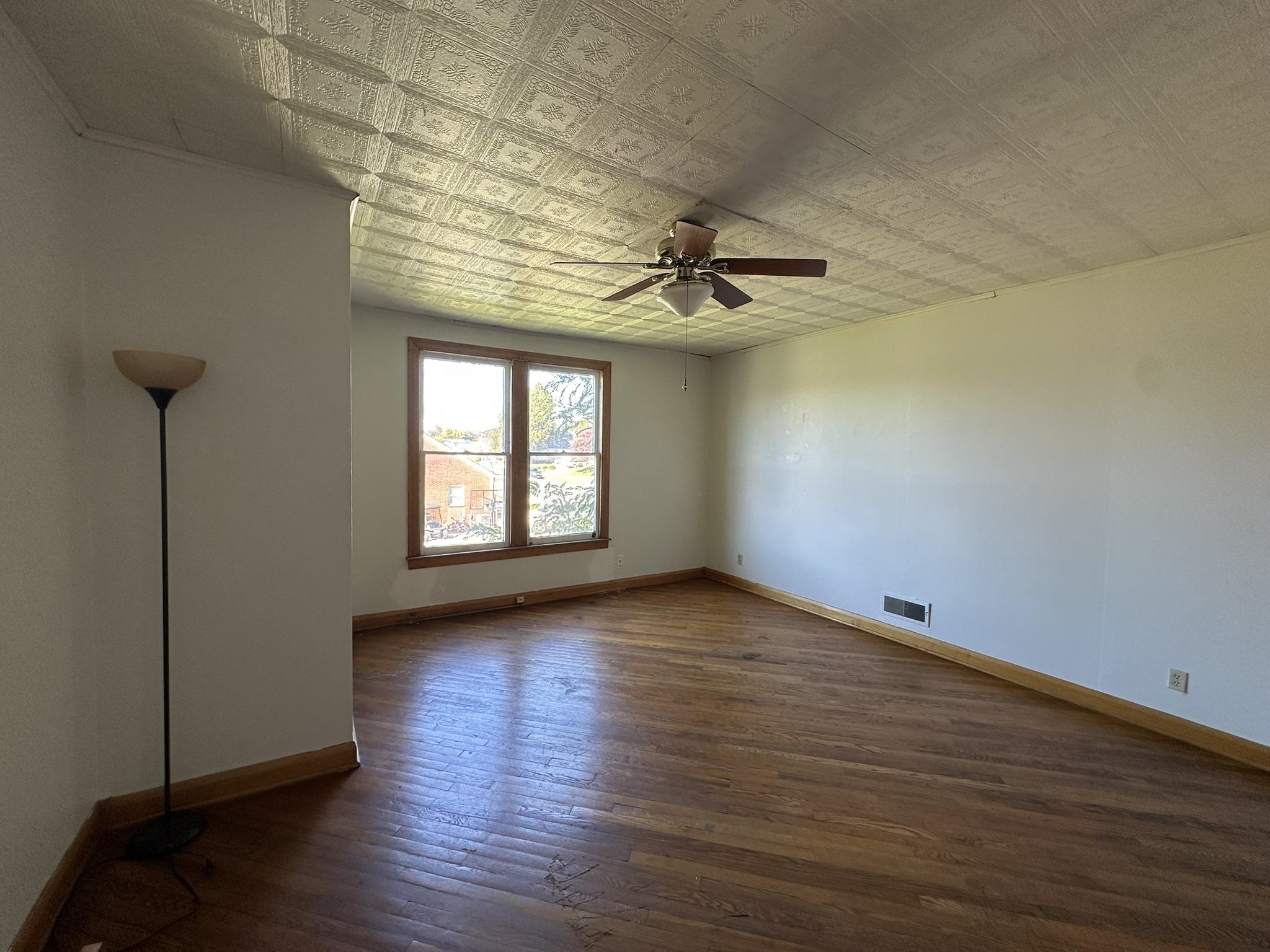 https://zimg.paragon.ice.com/ParagonImages/Property/PH/AABRKY/60237/8/0/0/7098730db3027295c66a393862a9c78d/0/395ca9a52b4c67bf22fb50ae864b4cef/60237-04b32377-5206-4bc4-b82c-f66c3dfcb22b.JPG
