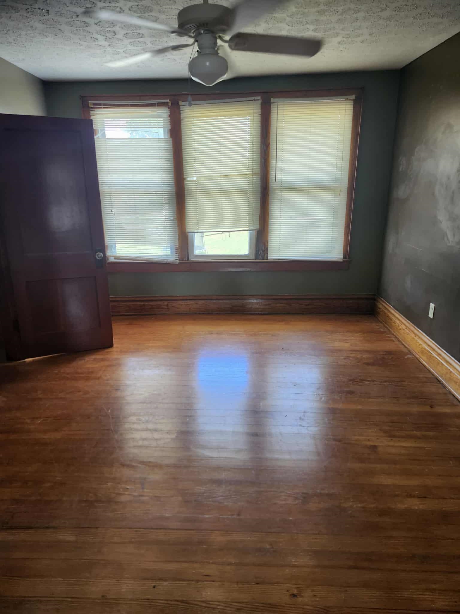 https://zimg.paragon.ice.com/ParagonImages/Property/PH/AABRKY/60263/11/0/0/08a5cd67356b9f57e3a8f9d84d0addbd/0/cbcd545b583a66c50fabccb6b15e533a/60263-85808162-571c-4b60-aedb-7815ded30386.JPG
