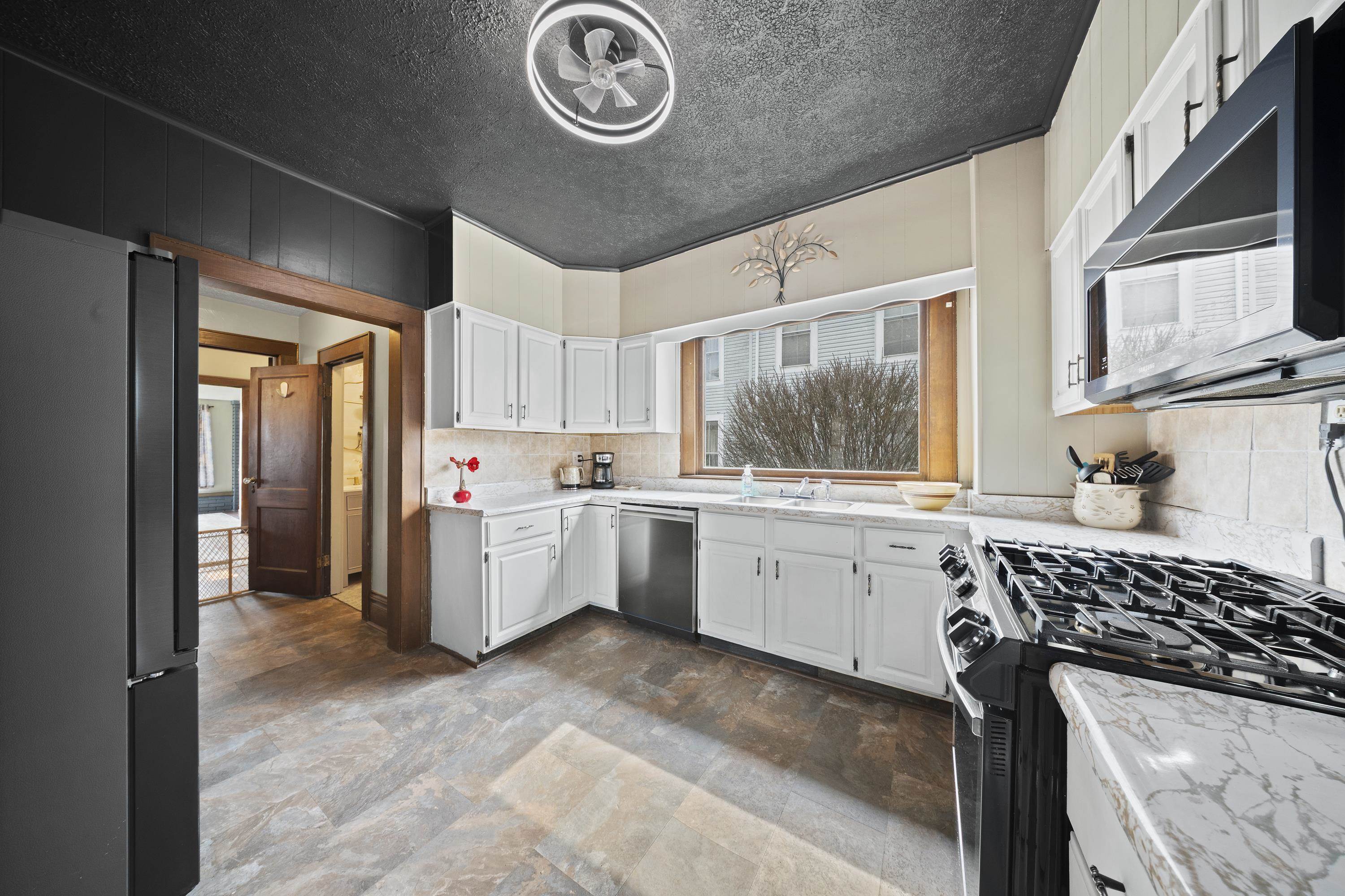 https://zimg.paragon.ice.com/ParagonImages/Property/PH/AABRKY/60272/1/0/0/34f93e452149093e2e9eeb4529de6a96/0/e73eb693650f15509d48eea6641efb62/60272-7e7ee8ae-dcf1-4257-a931-9185f8c9ee7d.JPG